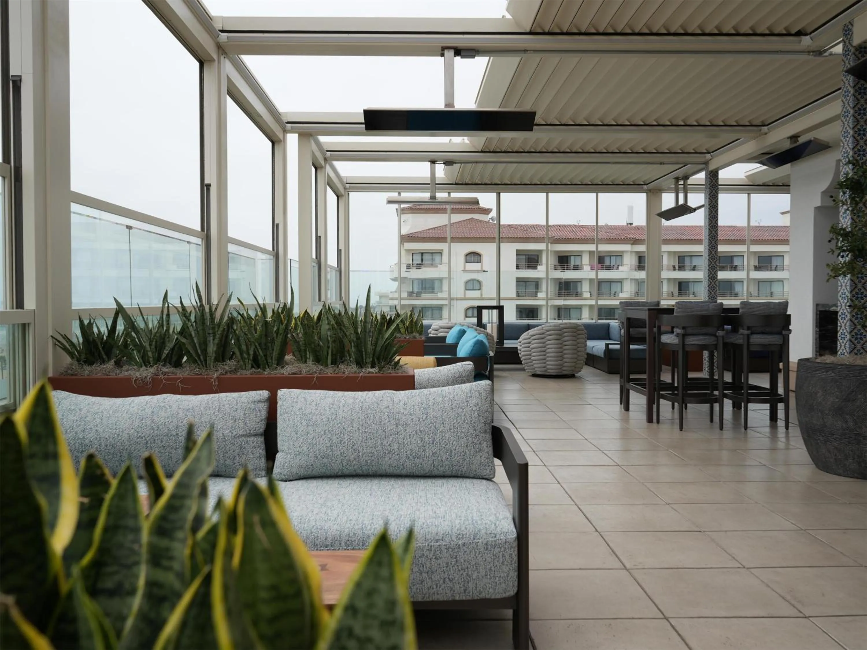 Lounge or bar in The Waterfront Beach Resort, A Hilton Hotel