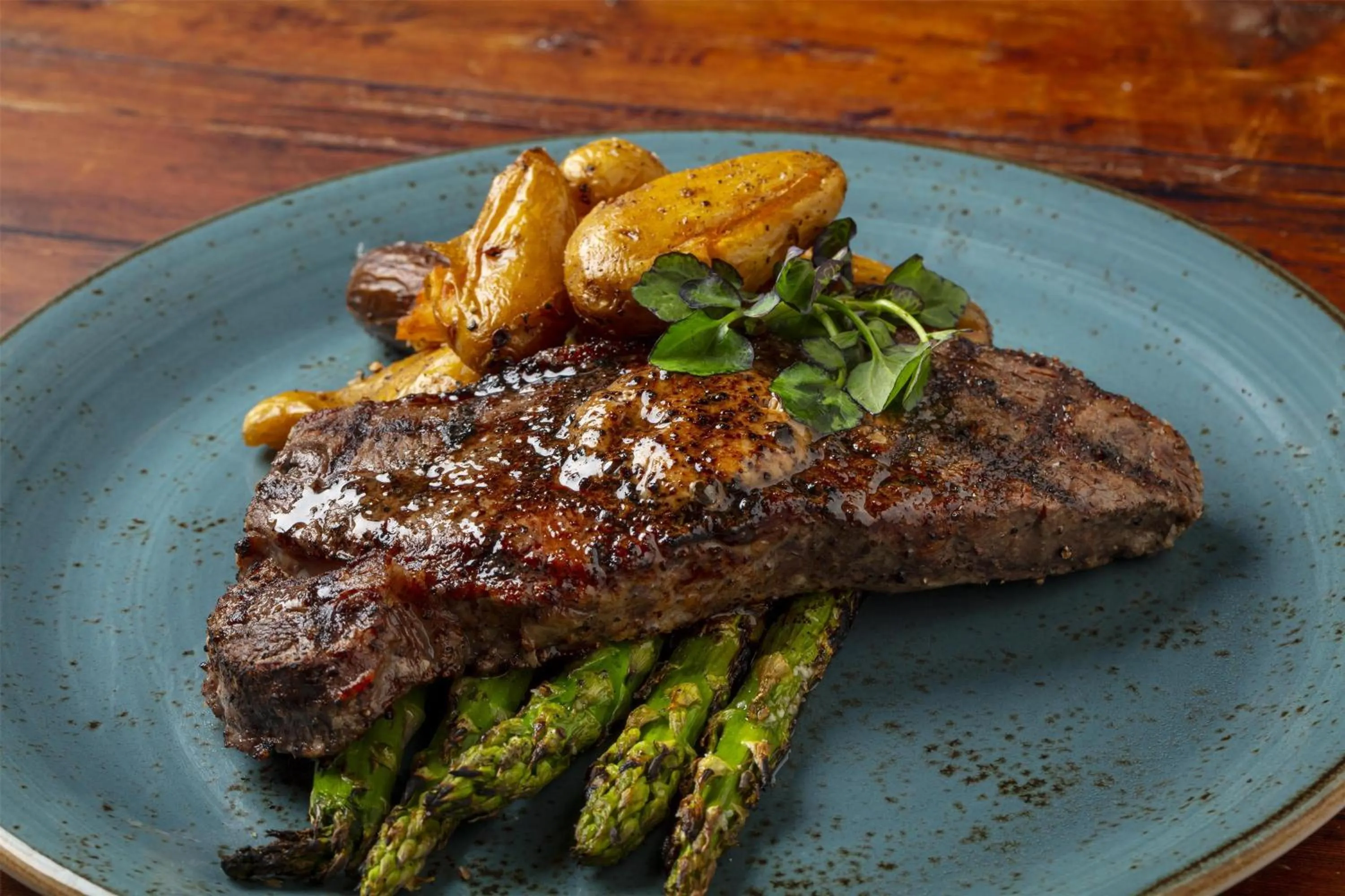 Lounge or bar in The Waterfront Beach Resort, A Hilton Hotel