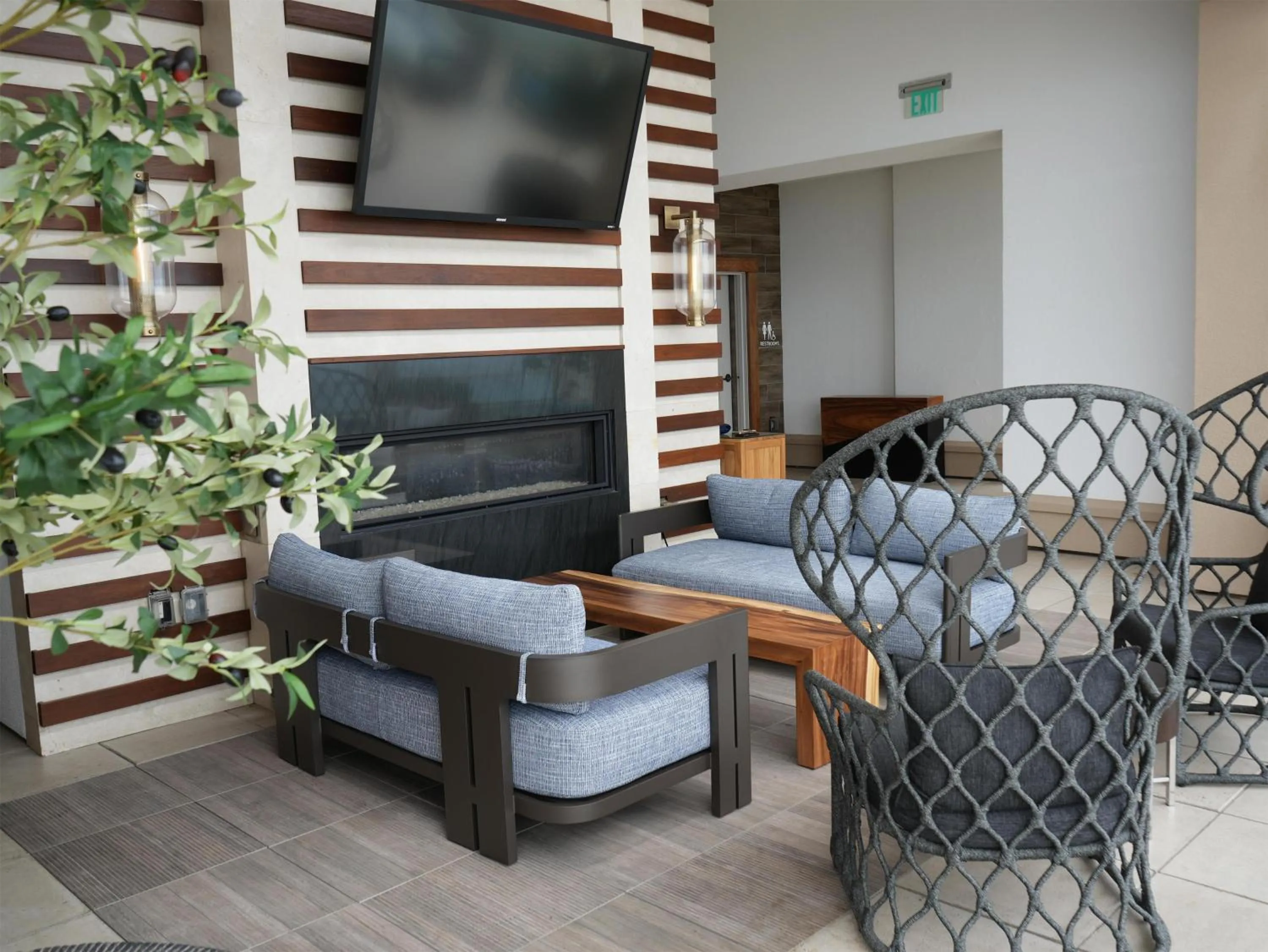 Lounge or bar in The Waterfront Beach Resort, A Hilton Hotel