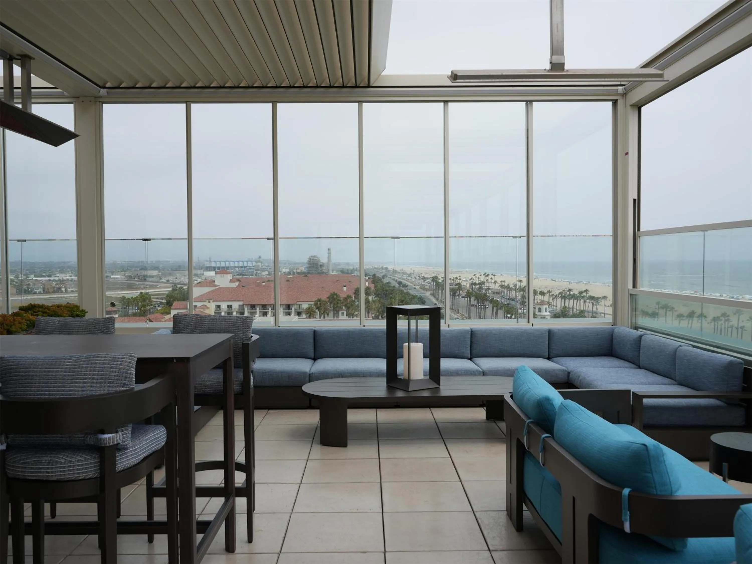 Lounge or bar in The Waterfront Beach Resort, A Hilton Hotel