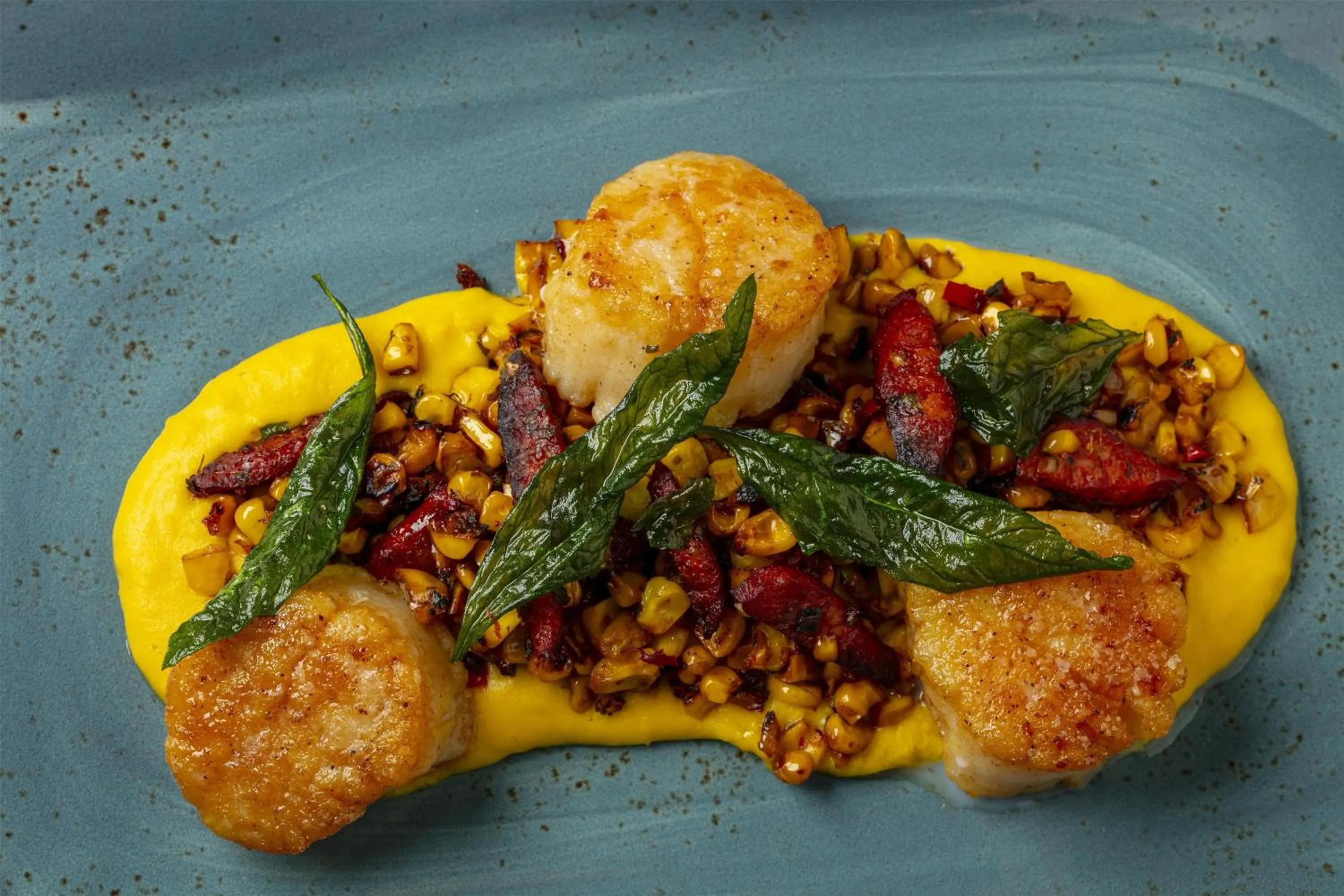 Lounge or bar in The Waterfront Beach Resort, A Hilton Hotel