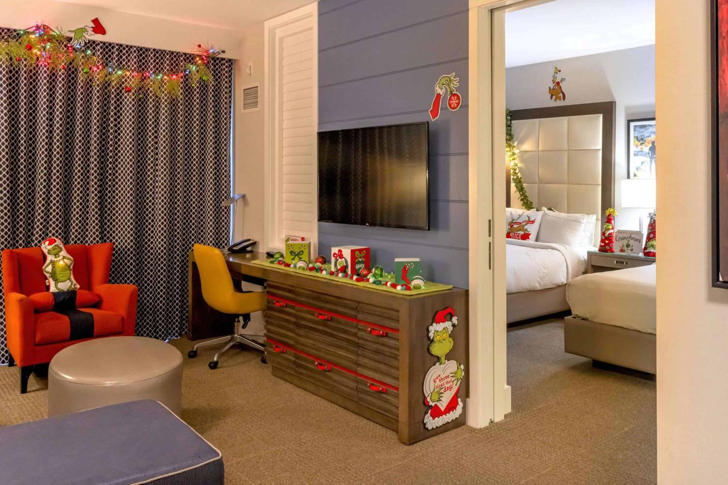 Bed in The Waterfront Beach Resort, A Hilton Hotel