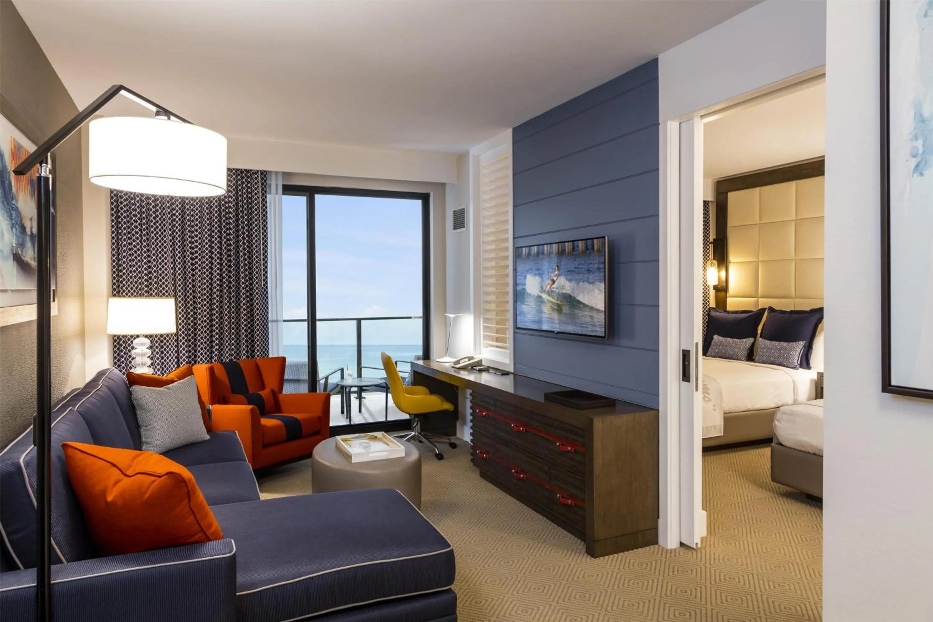 Bed in The Waterfront Beach Resort, A Hilton Hotel