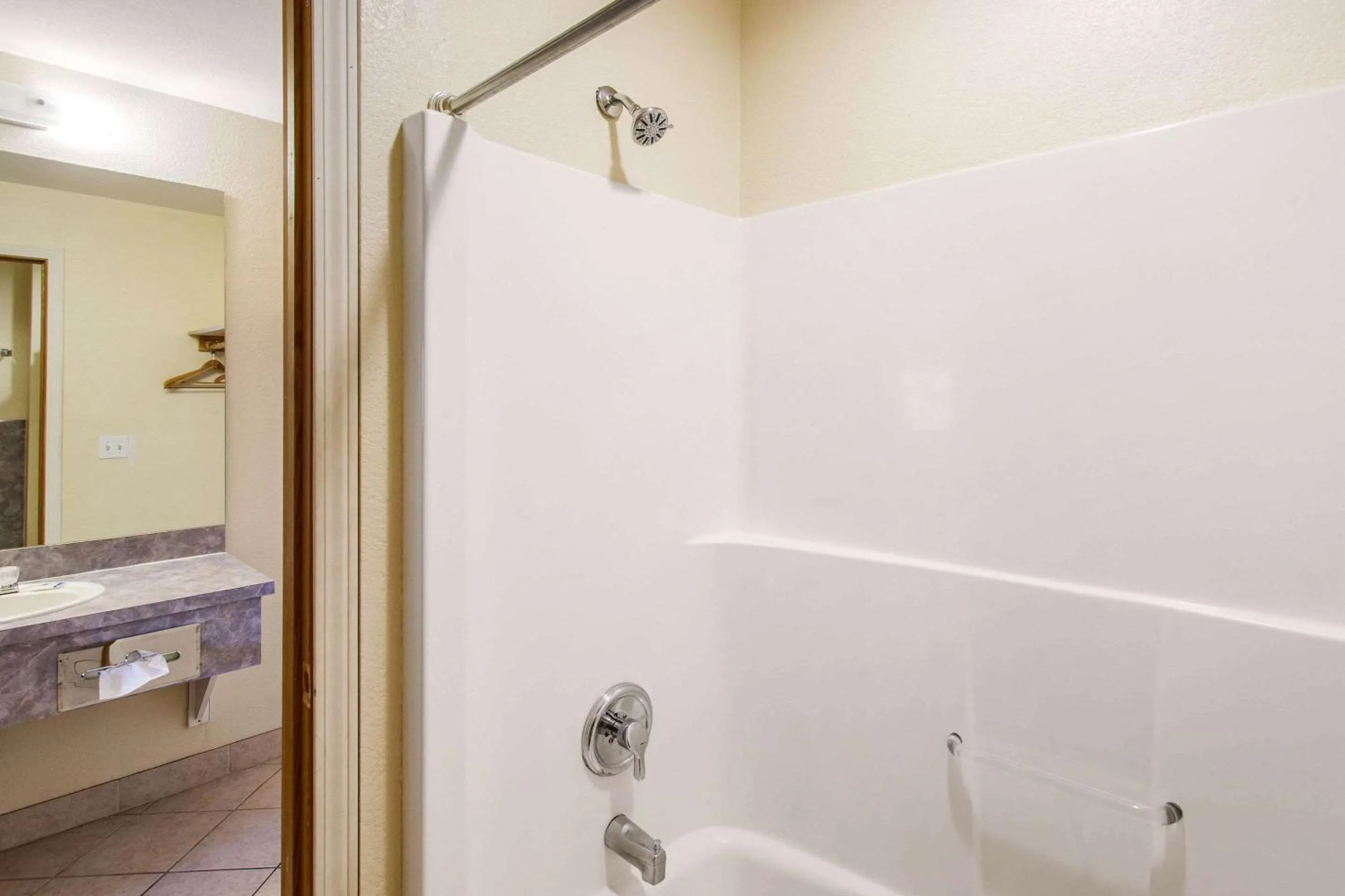 Bedroom in Rodeway Inn Coeur d'Alene