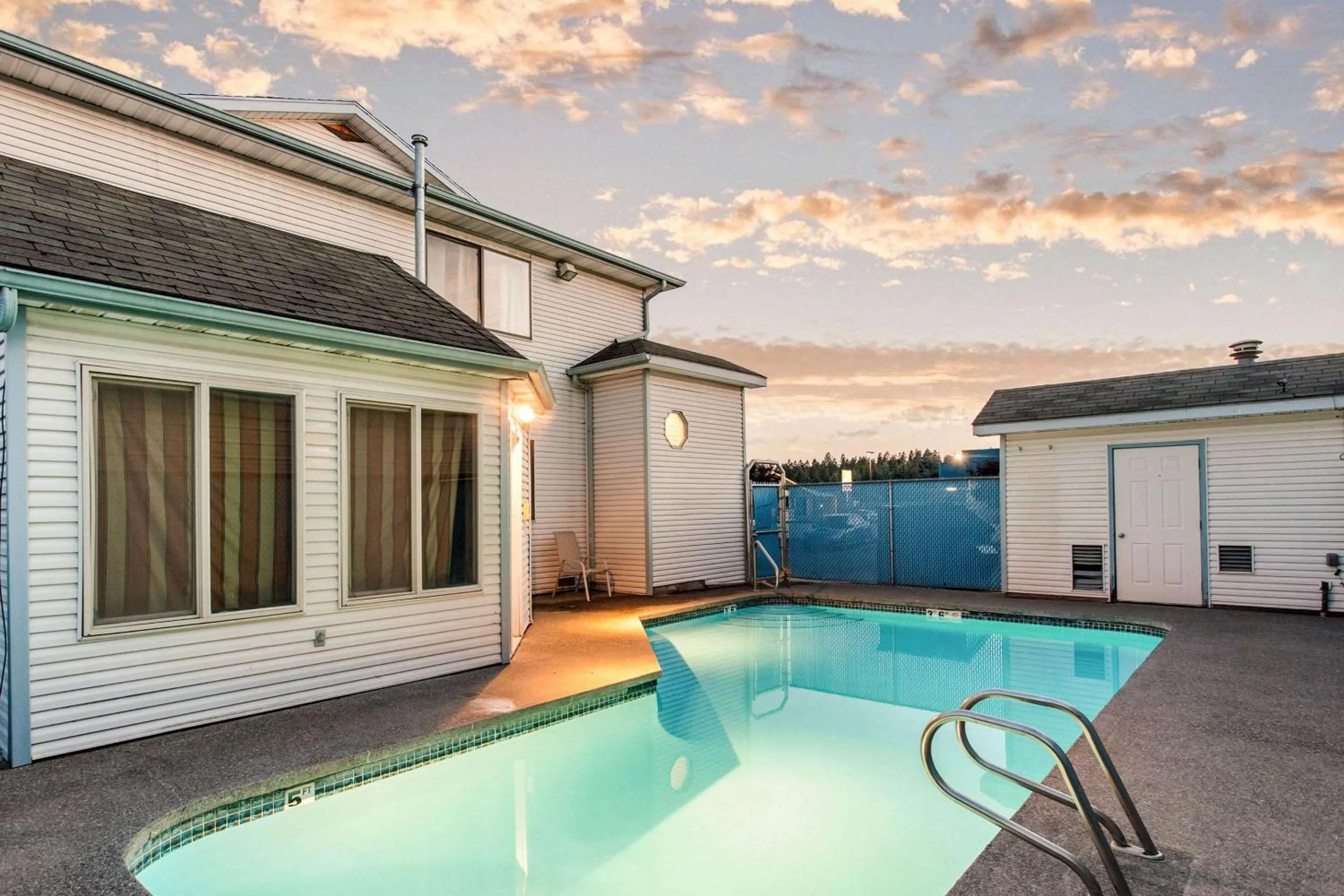 Swimming pool in Rodeway Inn Coeur d'Alene