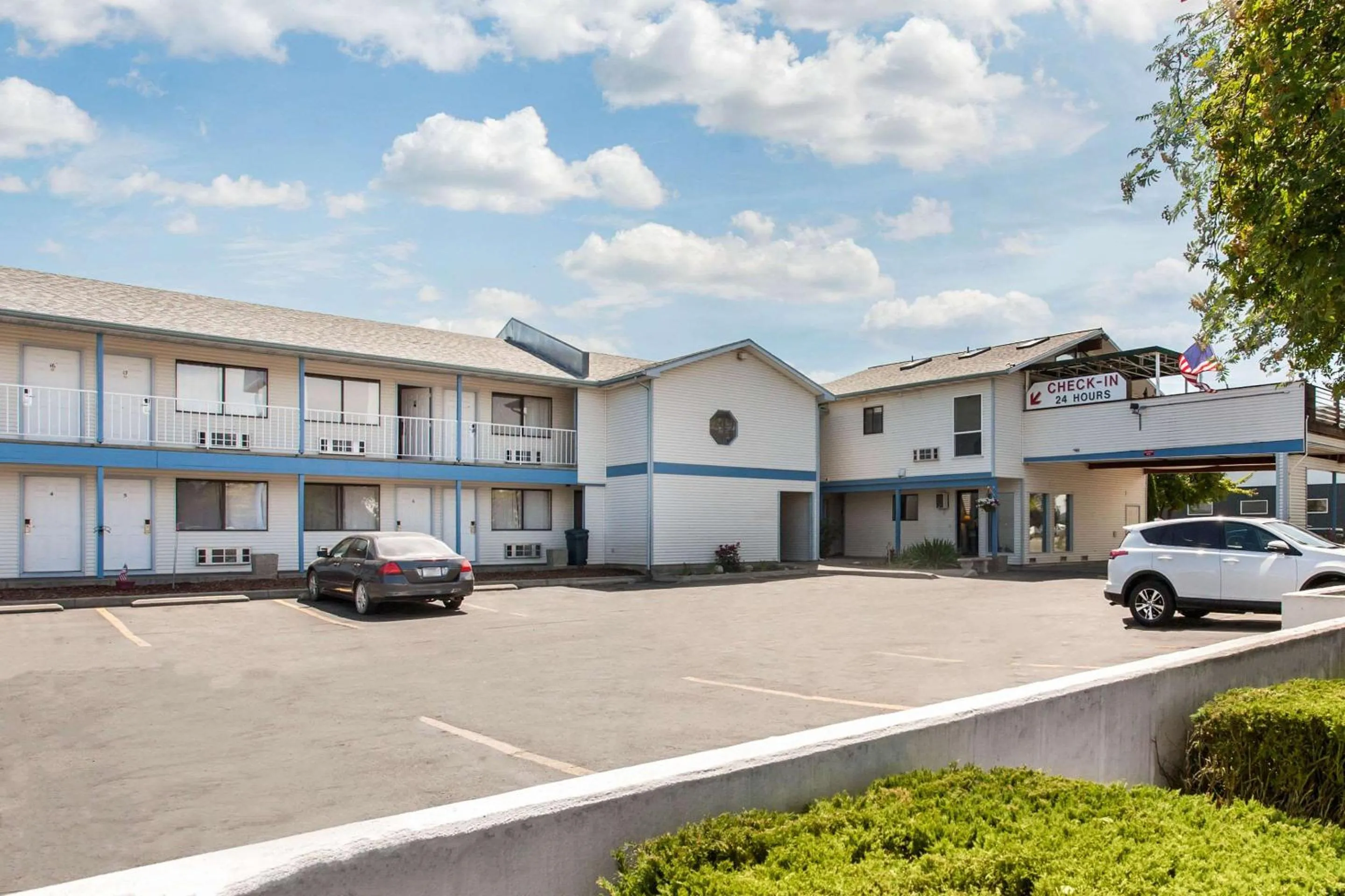 Property building in Rodeway Inn Coeur d'Alene