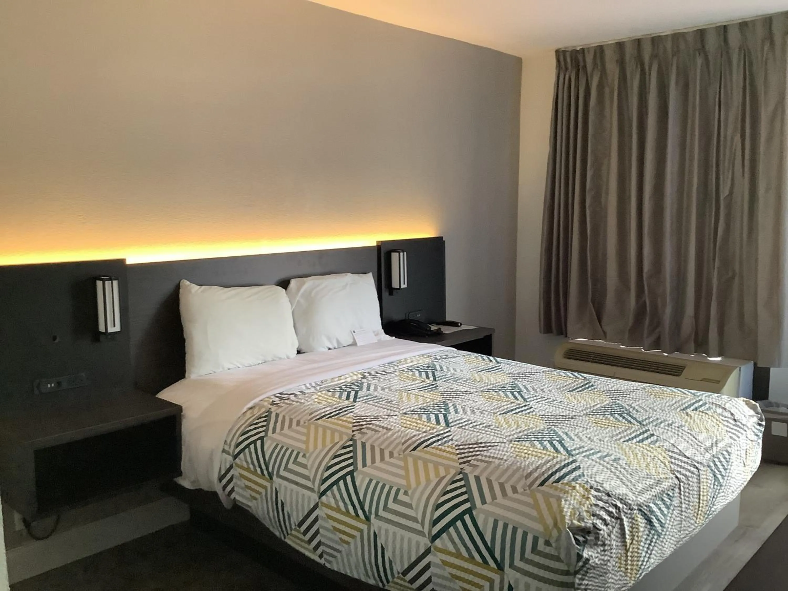 Bedroom, Bed in Motel 6-Memphis, TN - East