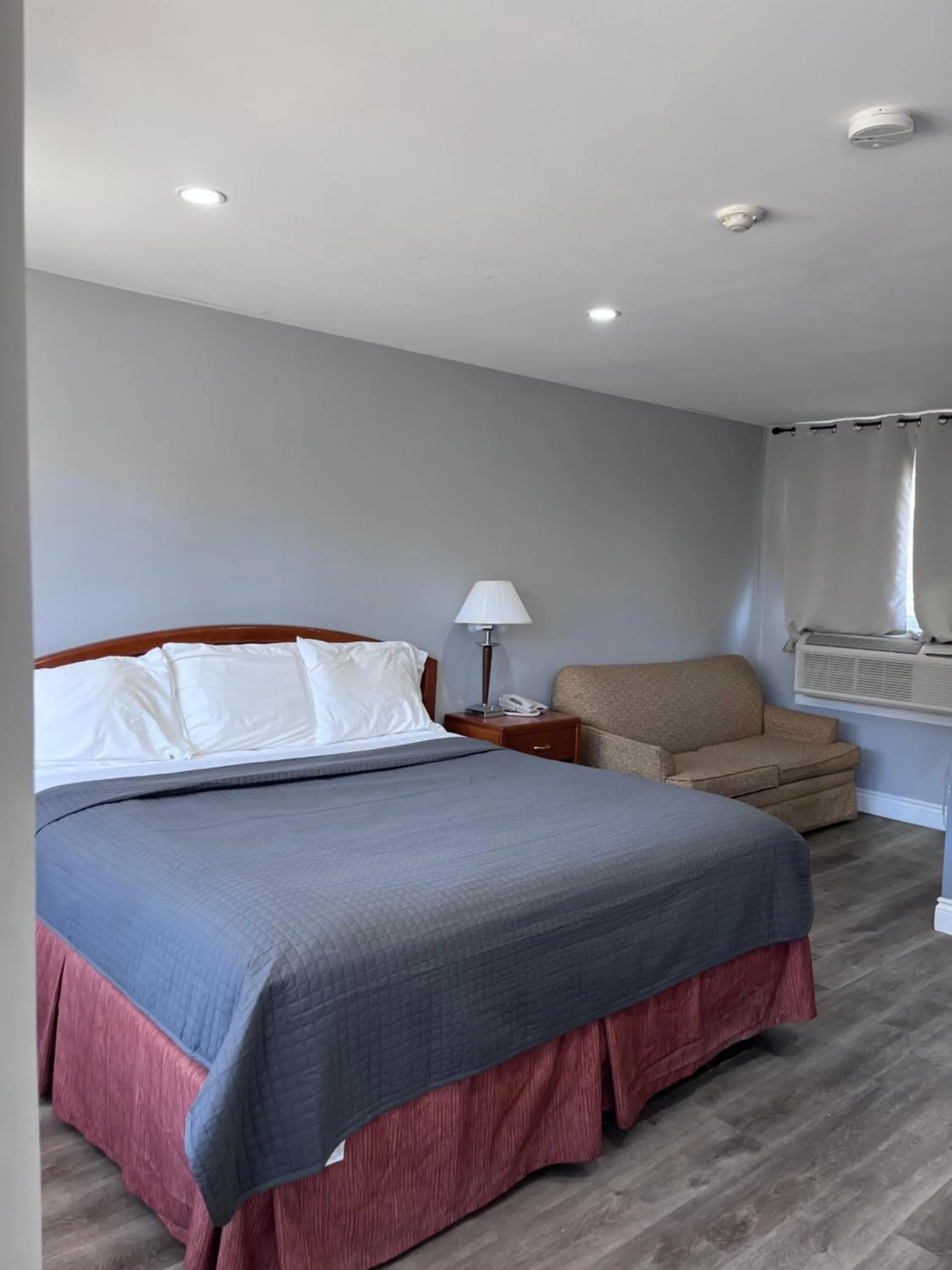 Bed in Knights Inn - Park Villa Motel, Midland