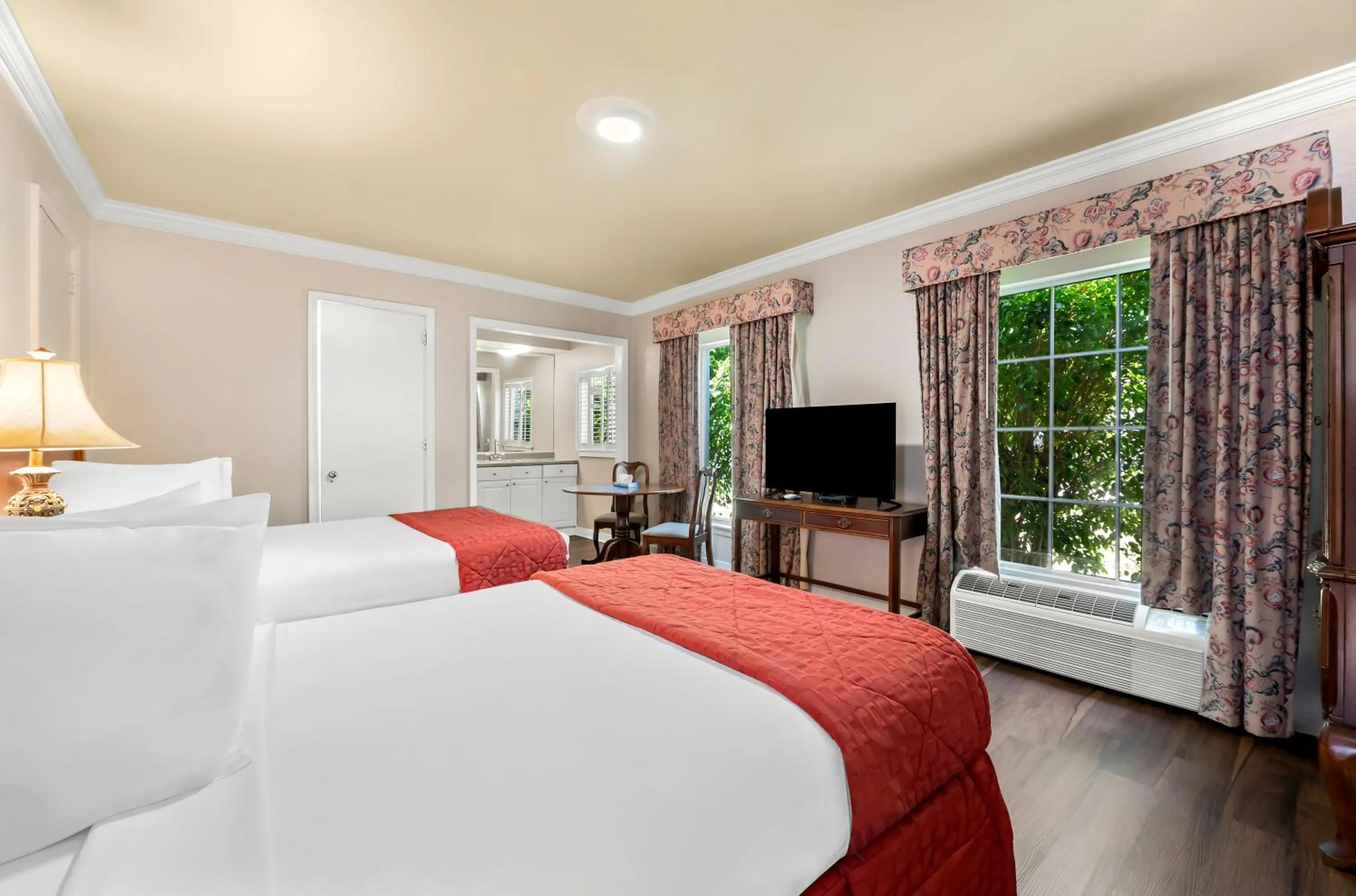 Bed in Americas Best Value Inn Historic Clewiston Inn