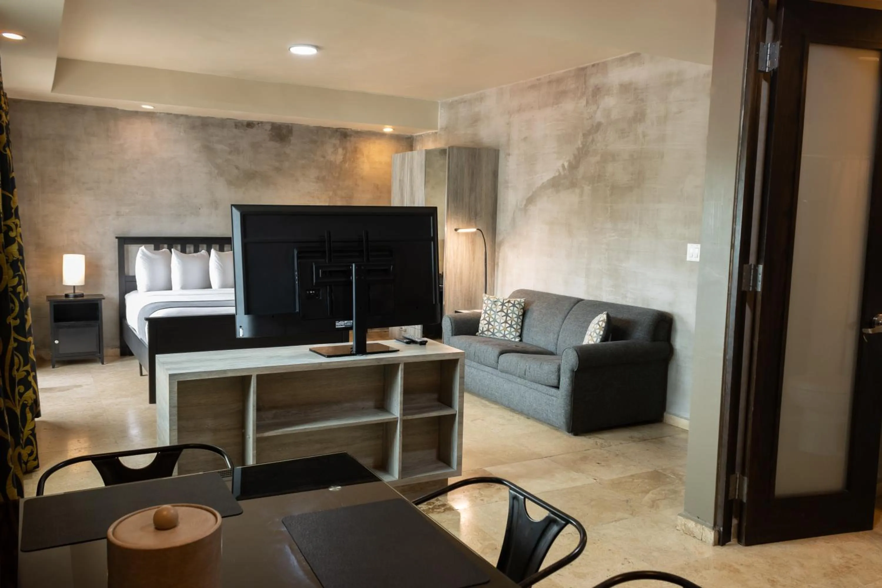 TV and multimedia in Ciqala Suites Hotel - San Juan