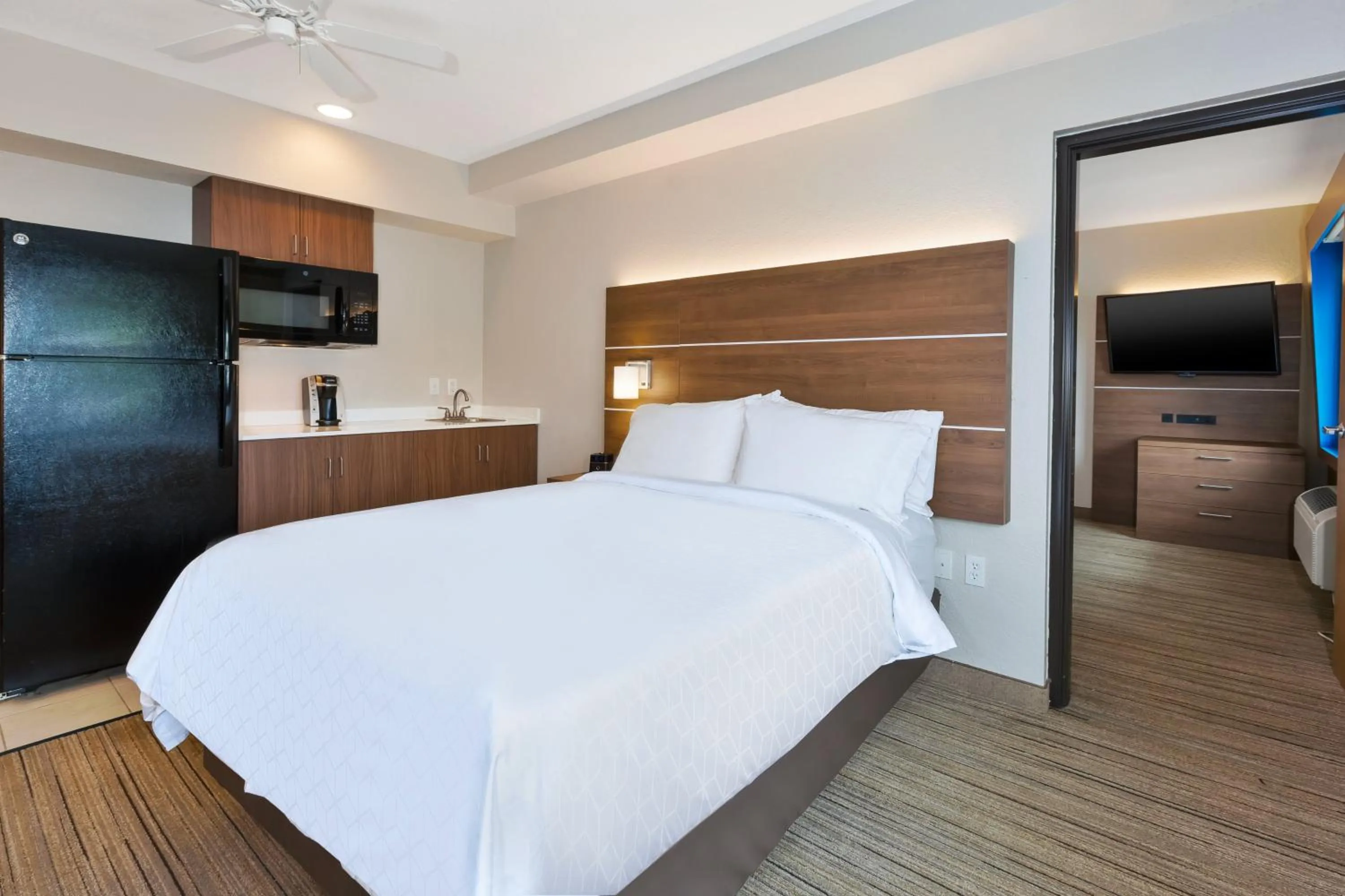 Photo of the whole room, Bed in Holiday Inn Express Hotel & Suites Petoskey by IHG