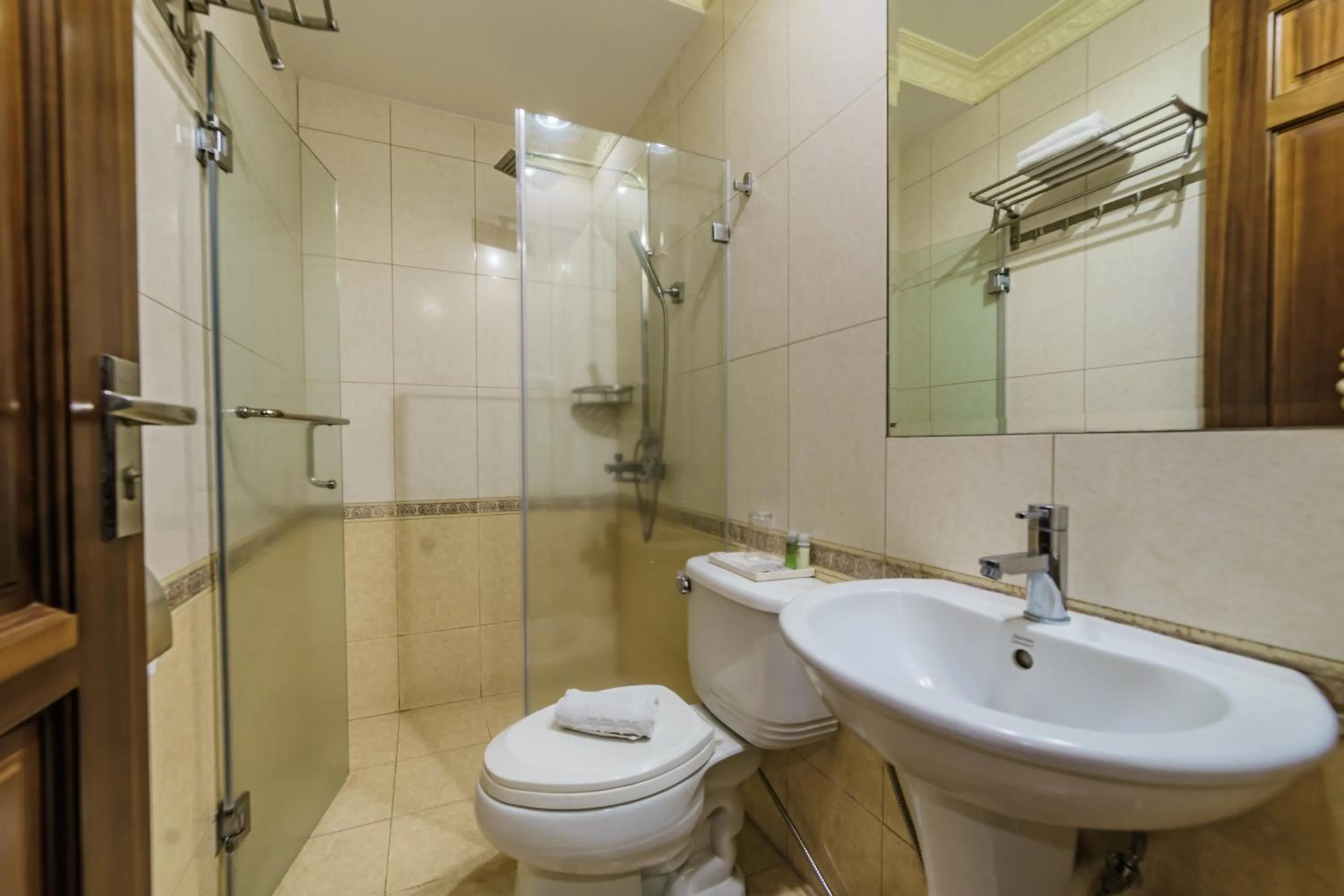 Shower in Villa Caceres Hotel