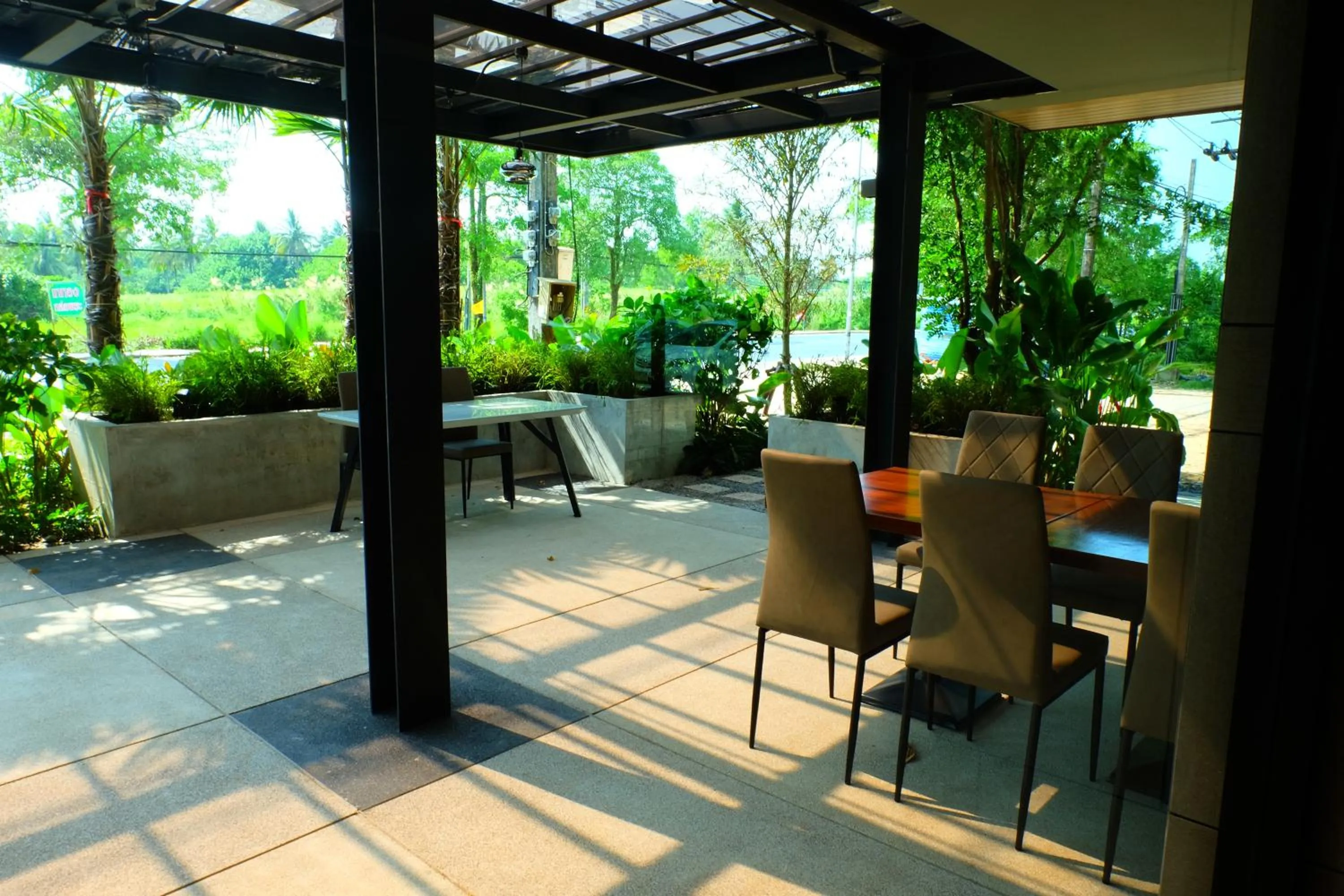 Garden view in The Glory Gold