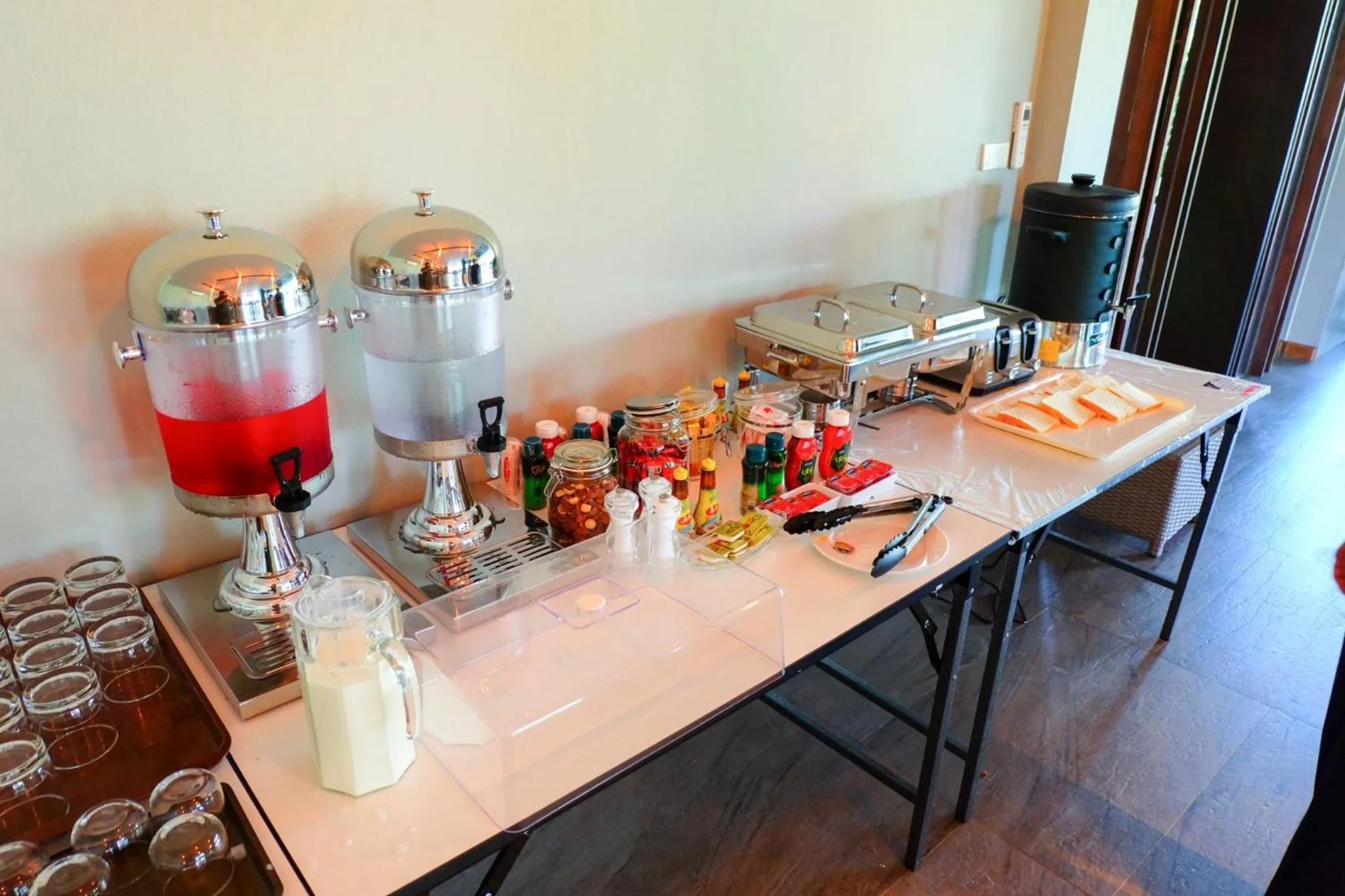 Lunch in The Glory Gold