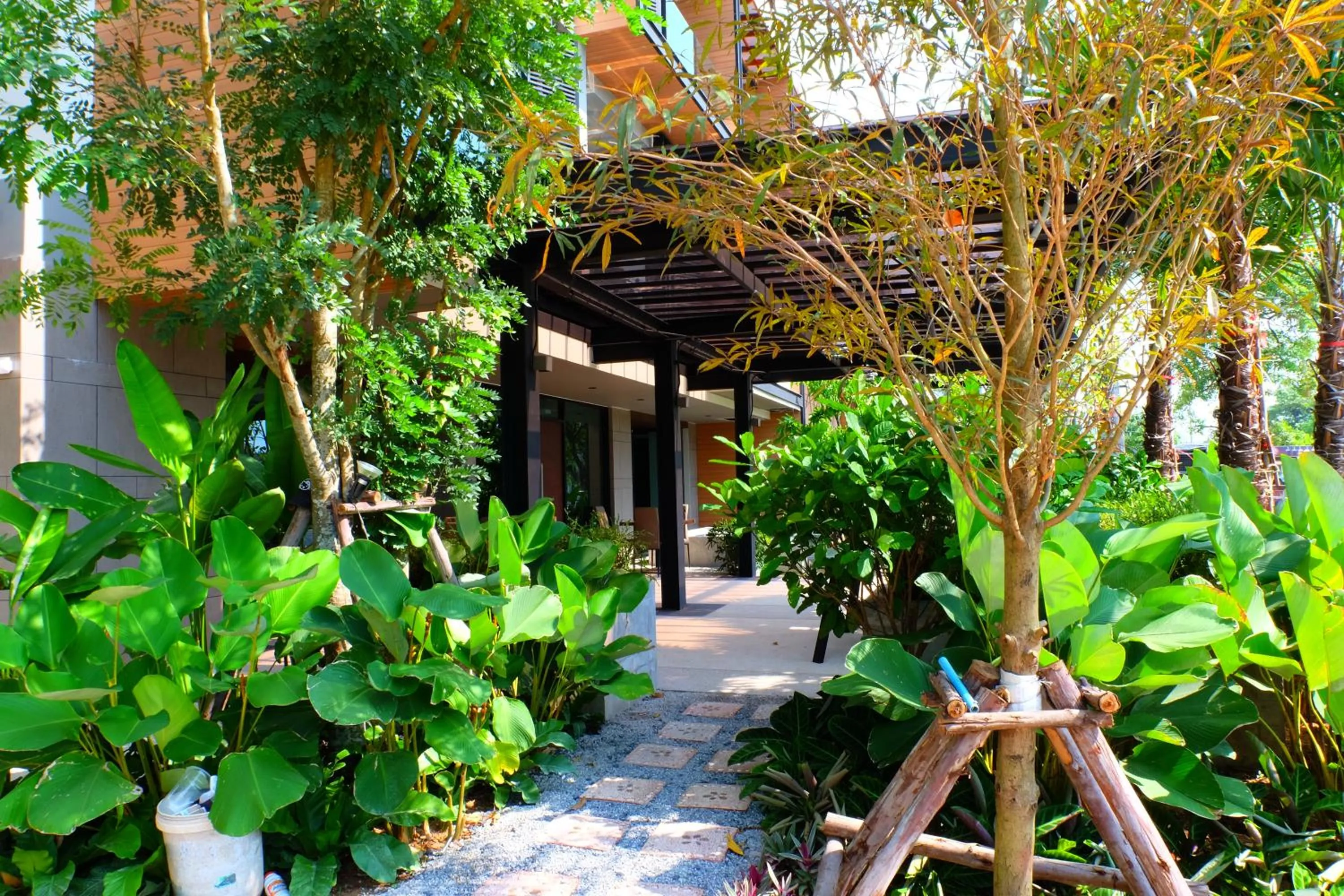 Garden view in The Glory Gold