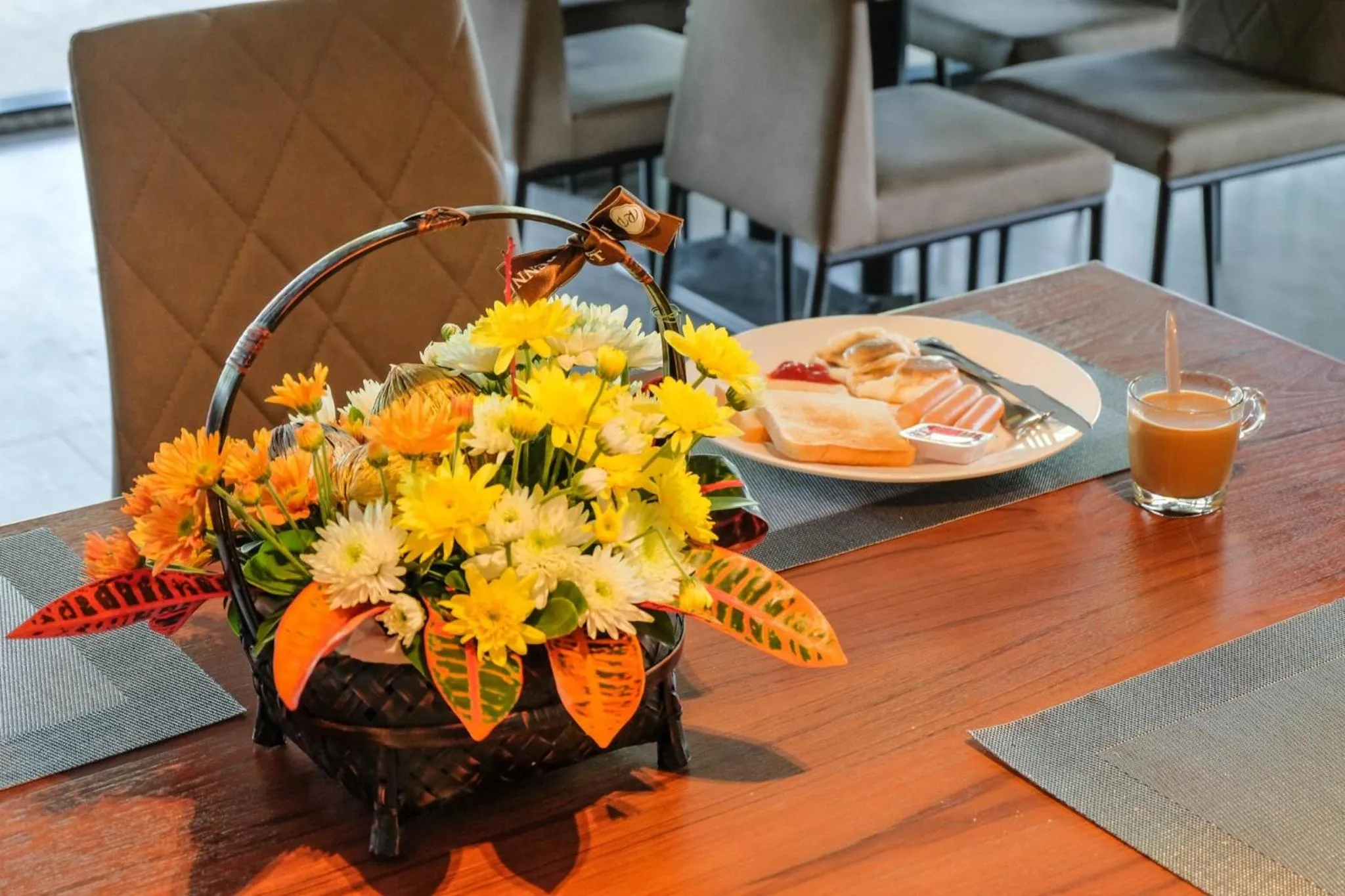 Lunch in The Glory Gold