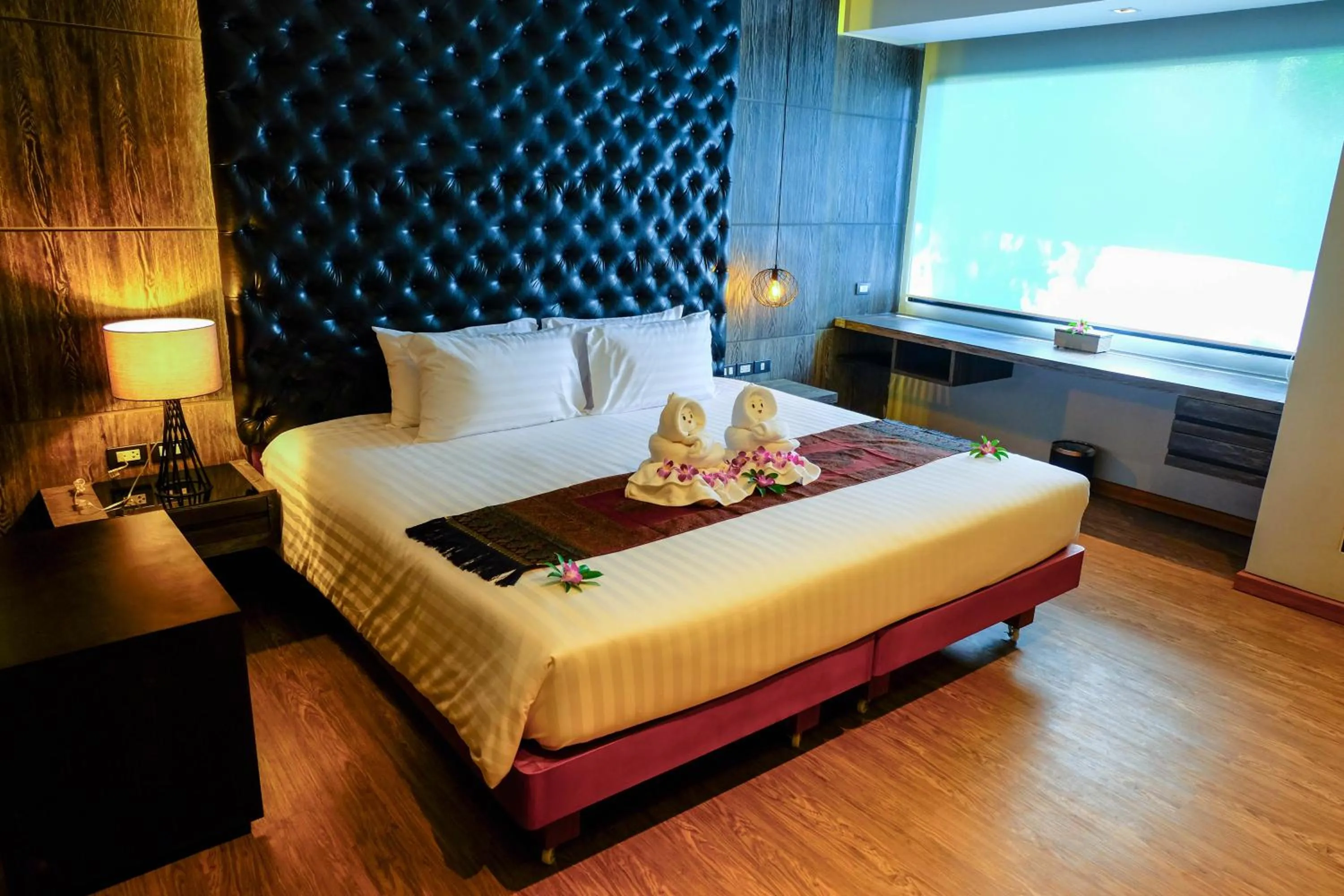 Bed in The Glory Gold