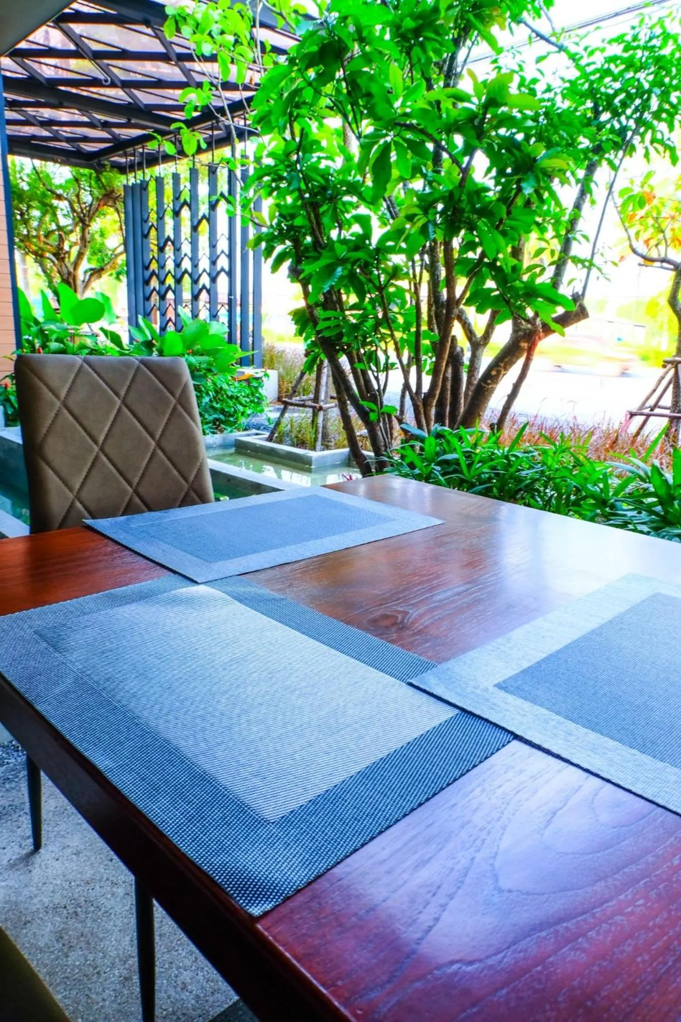 Garden view in The Glory Gold