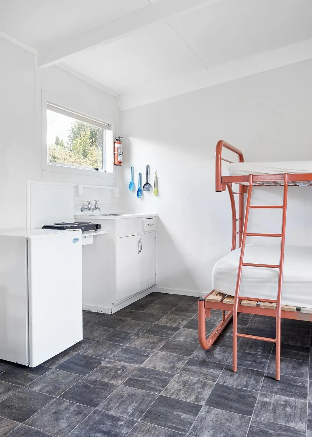 Kitchen or kitchenette, Bed in Mercury Bay Holiday Park