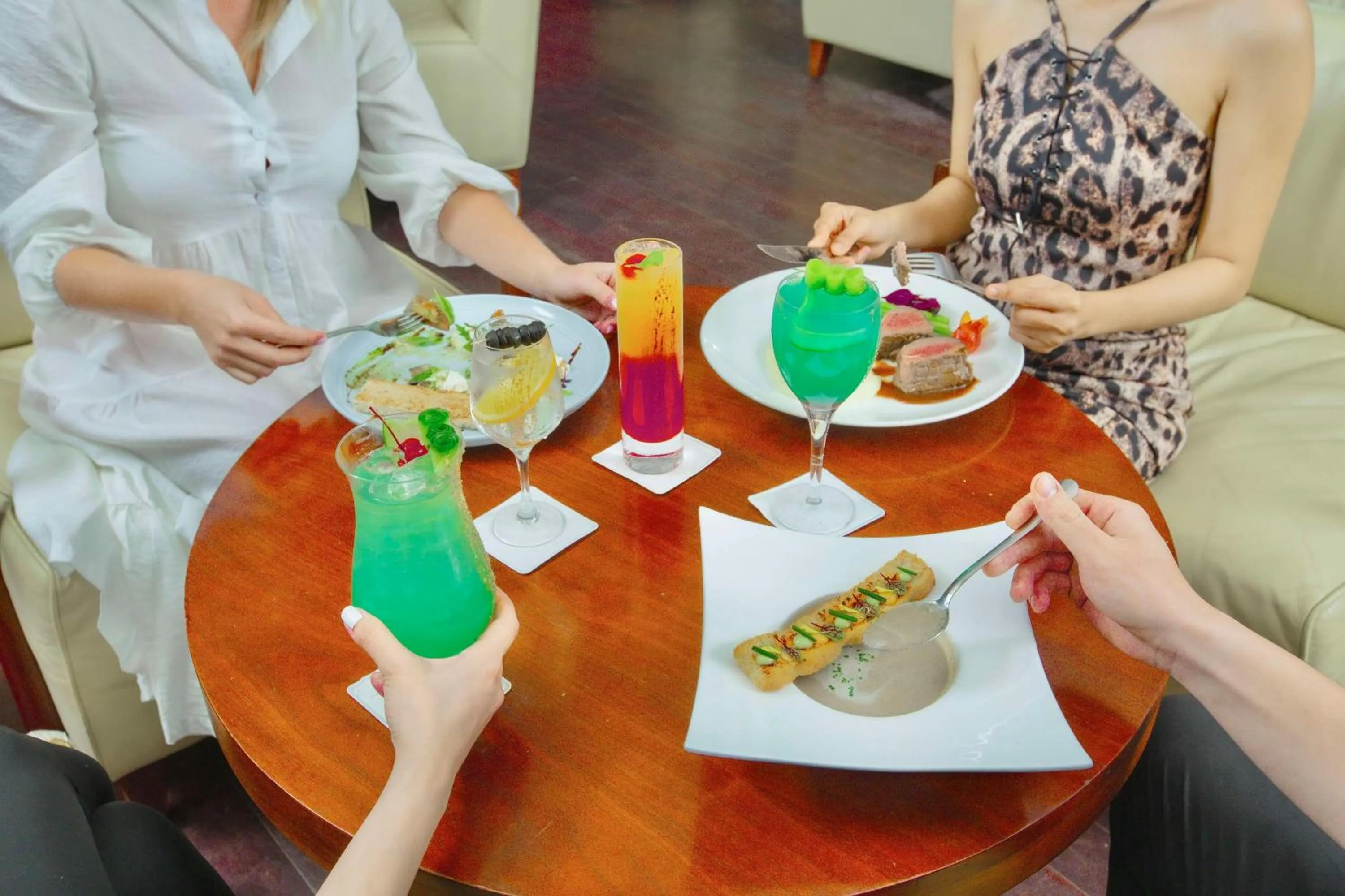 Lounge or bar in Radisson Blu Resort, Fujairah