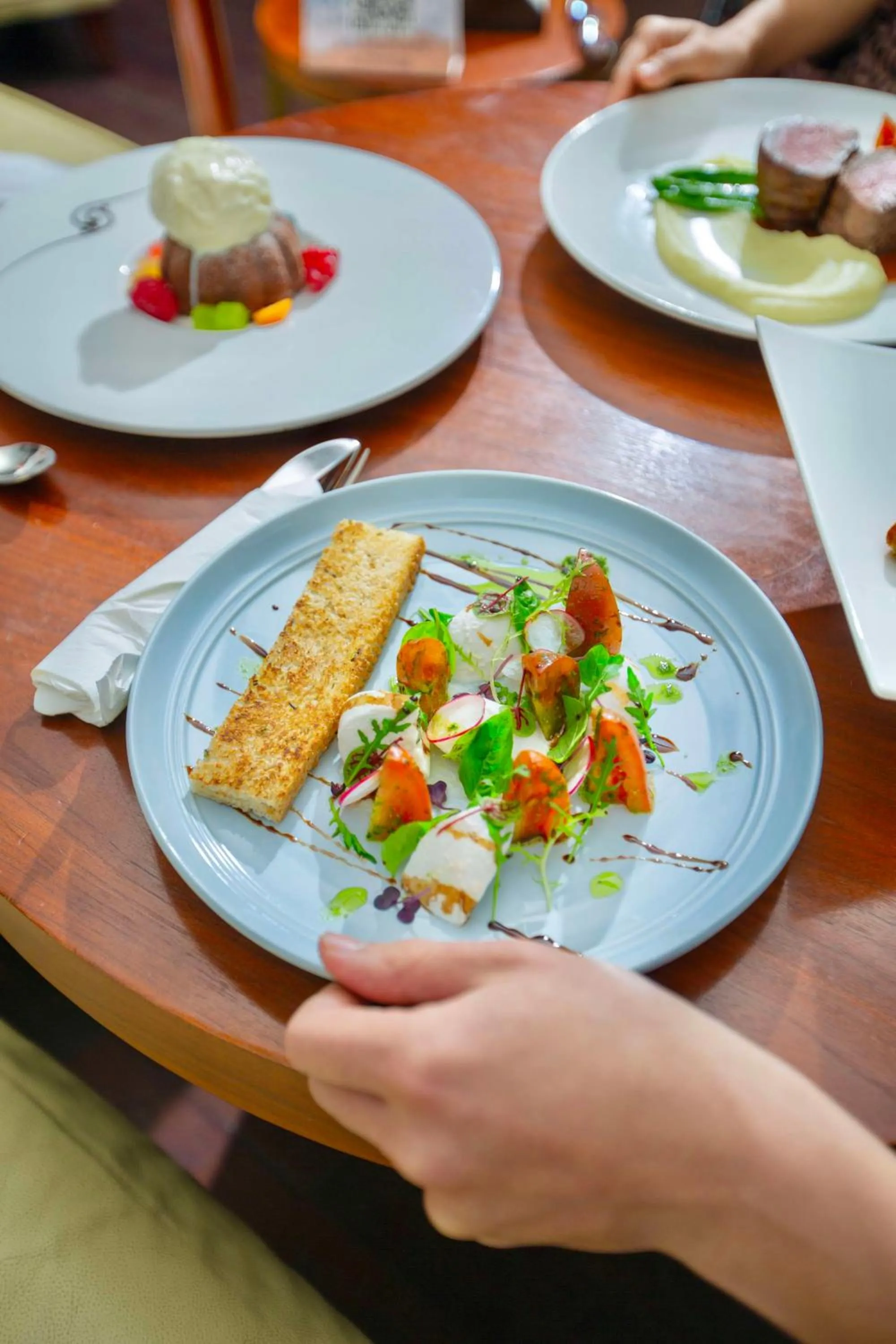 Lounge or bar in Radisson Blu Resort, Fujairah