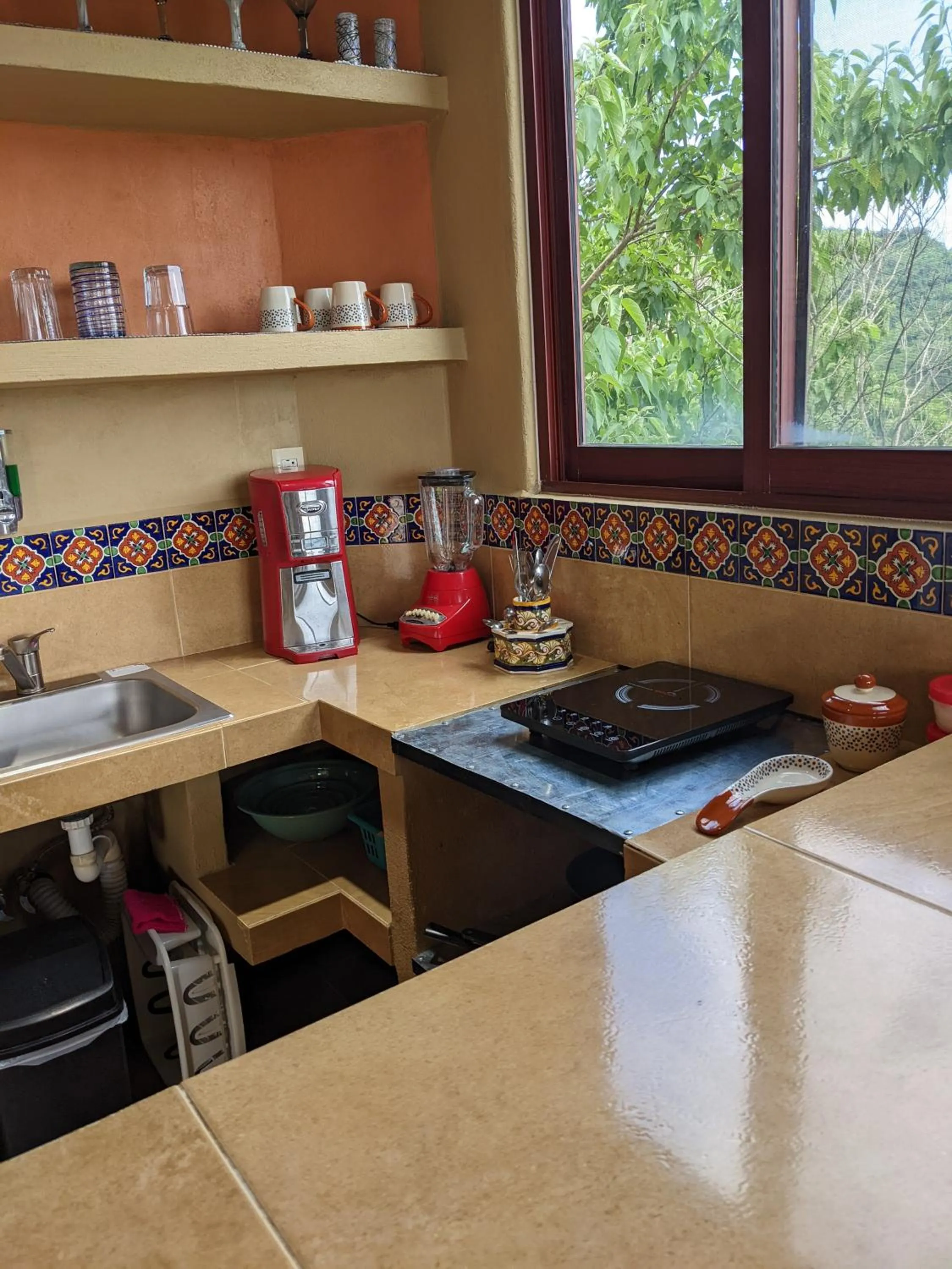 Coffee/tea facilities in Casa Arcoiris Zihuatanejo B&B