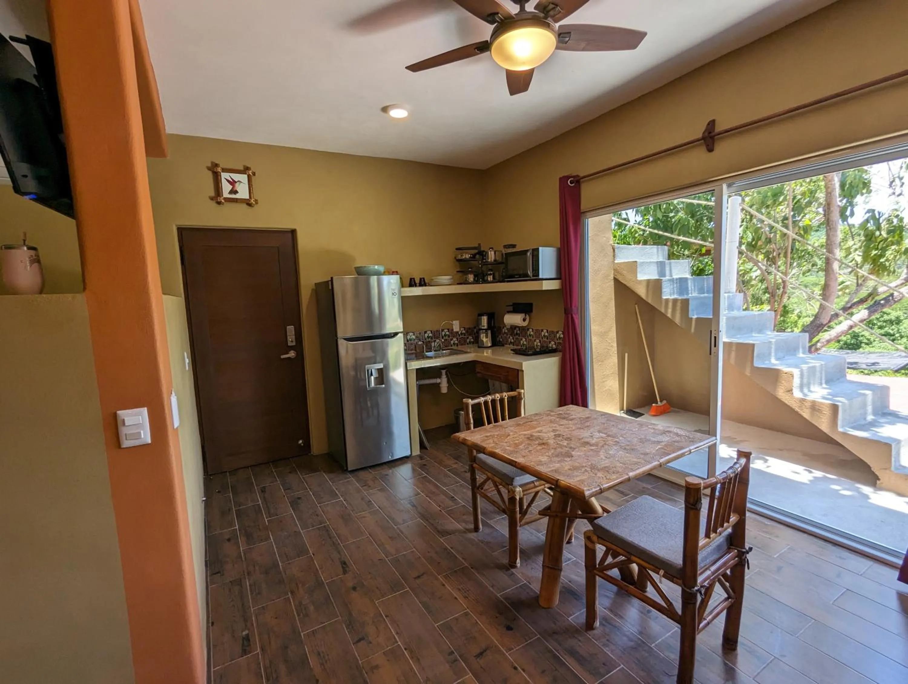 Dining area in Casa Arcoiris Zihuatanejo B&B