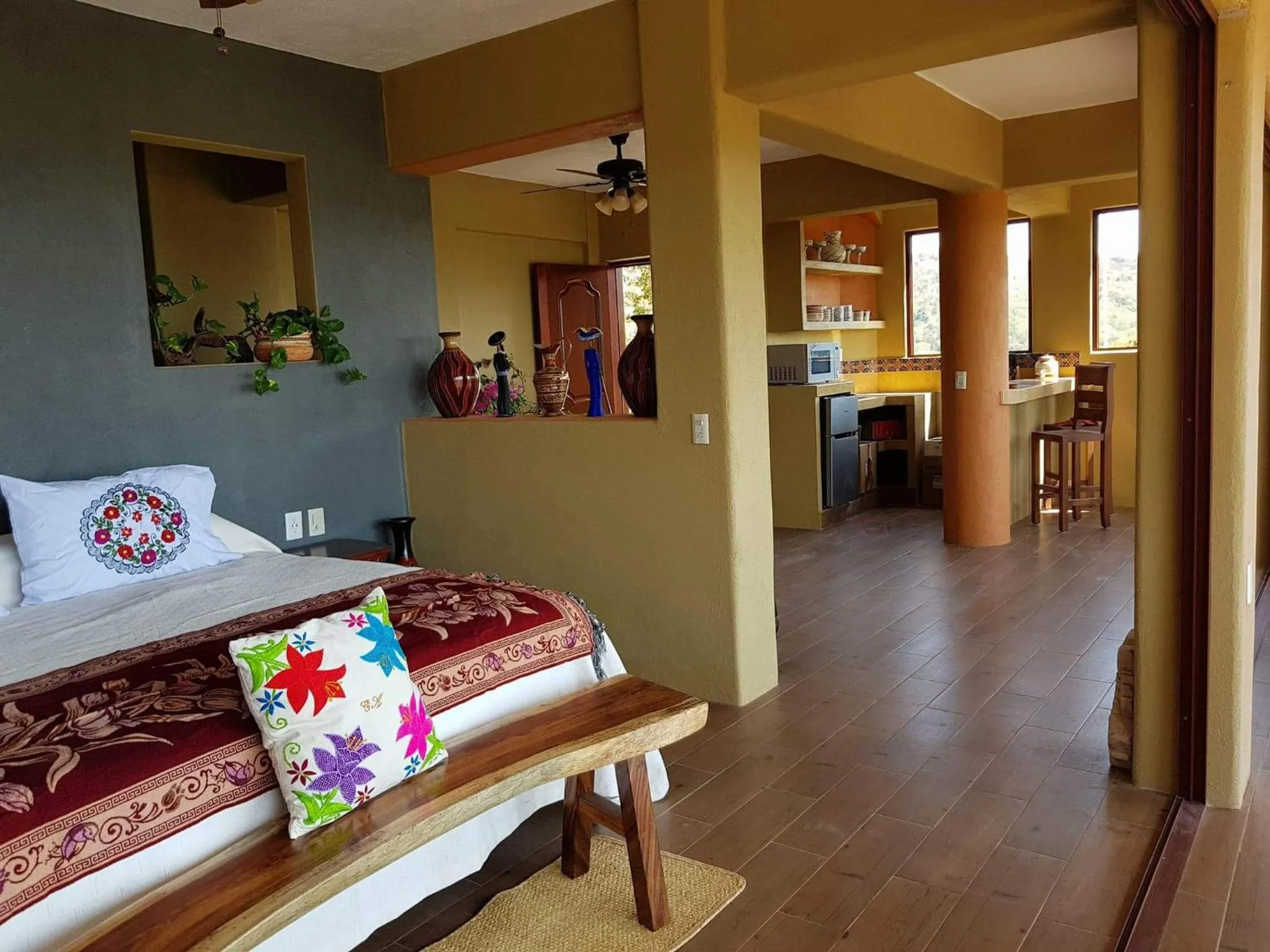 Kitchen or kitchenette, Bed in Casa Arcoiris Zihuatanejo B&B