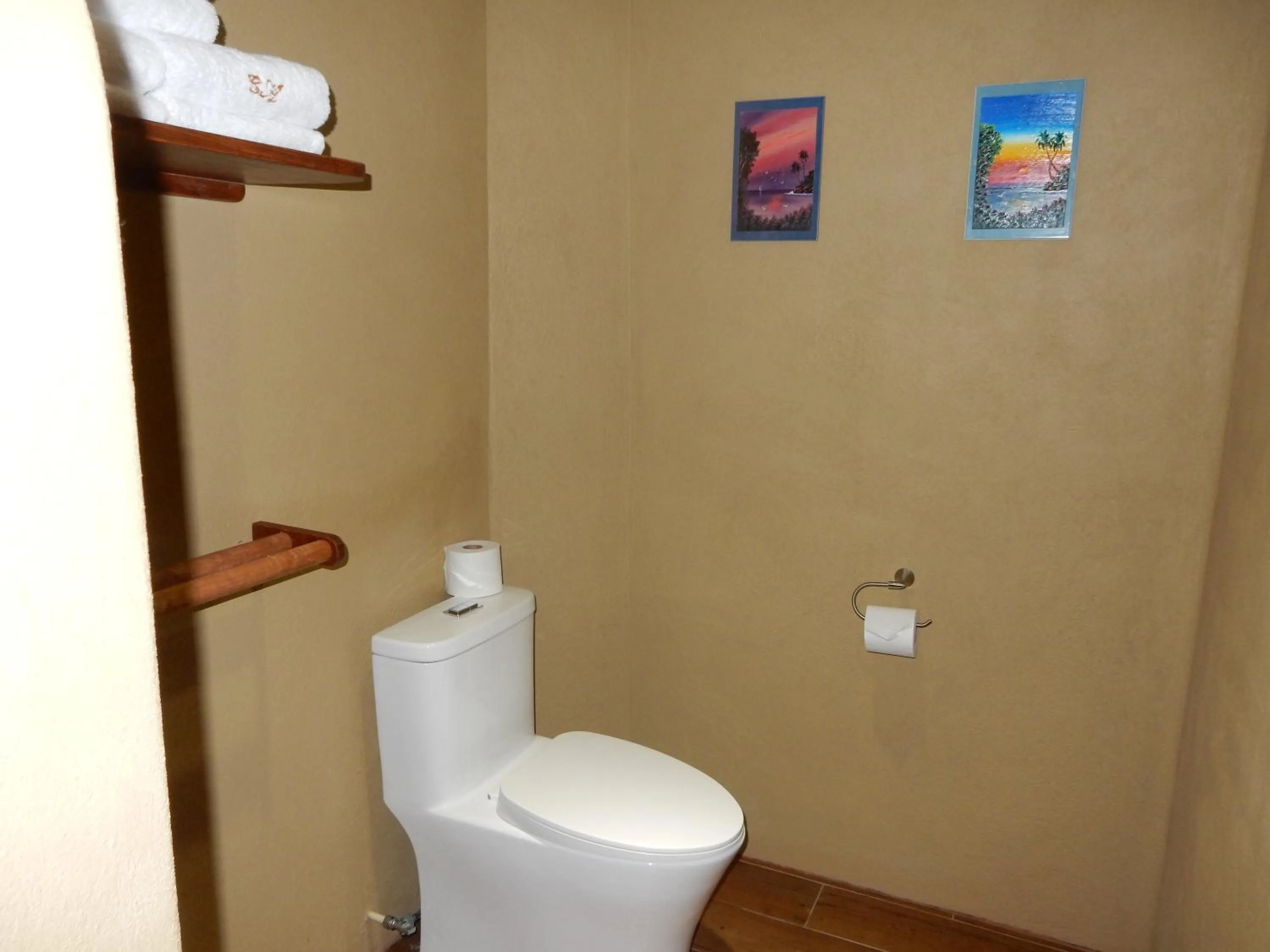 Toilet in Casa Arcoiris Zihuatanejo B&B