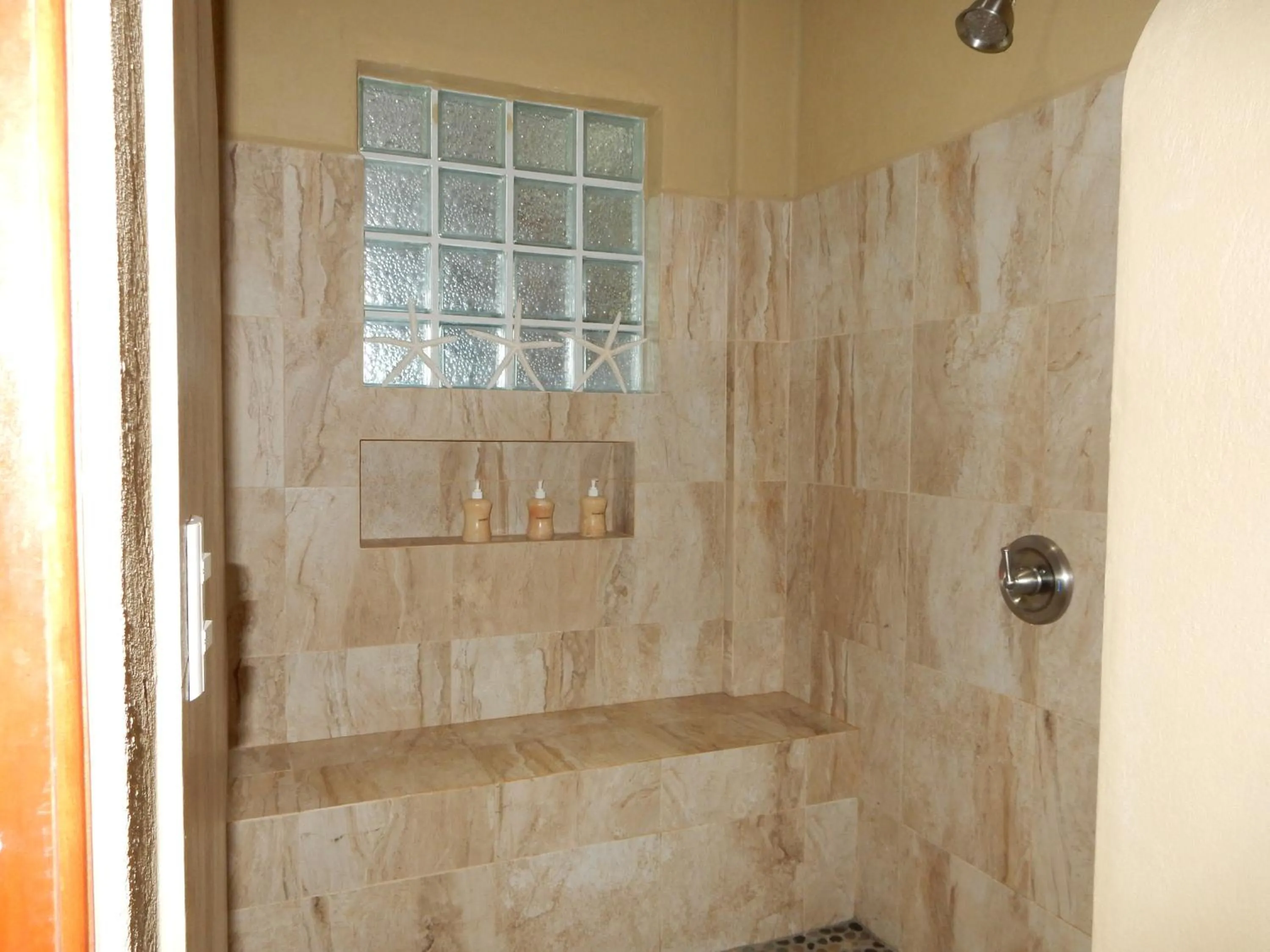 Shower in Casa Arcoiris Zihuatanejo B&B
