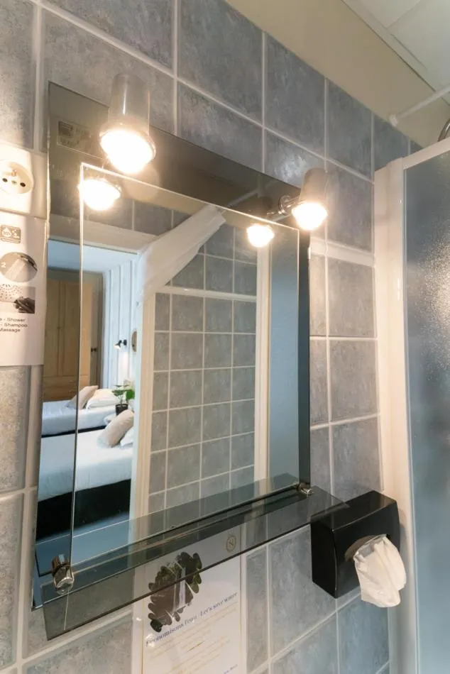 Bathroom in Nouvel Hôtel