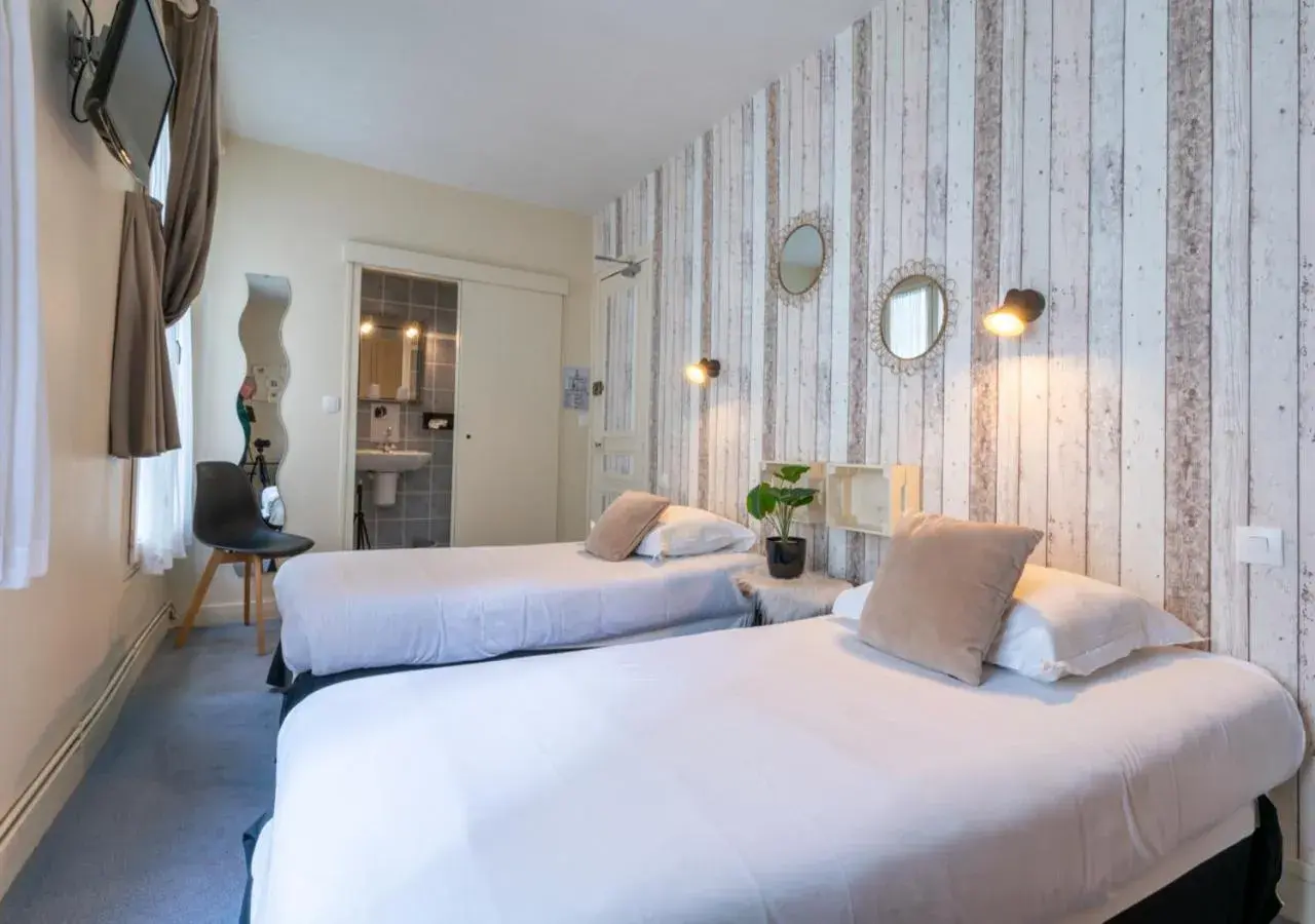 Superior Twin Room in Nouvel Hôtel Superior Twin Room in Nouvel Hôtel