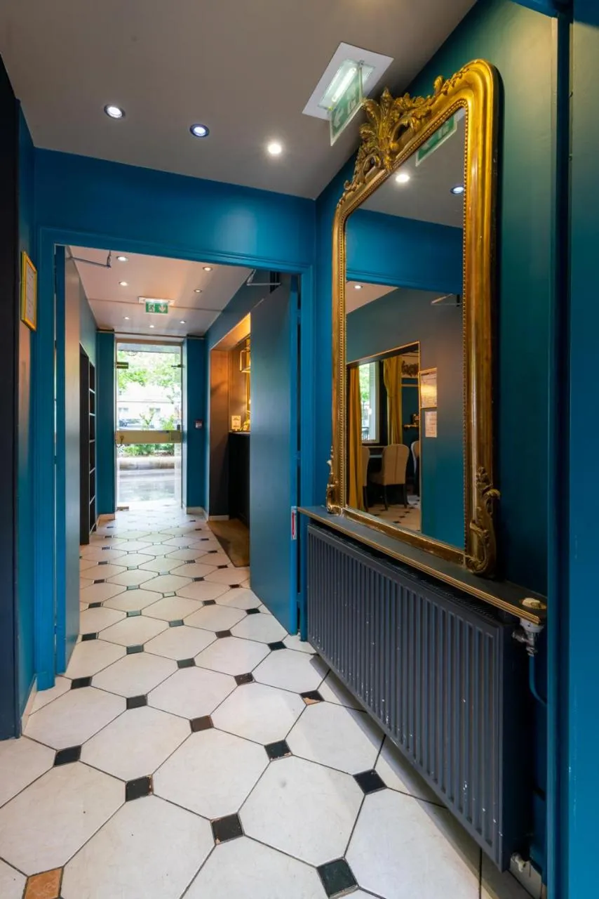 Lobby or reception in Nouvel Hôtel