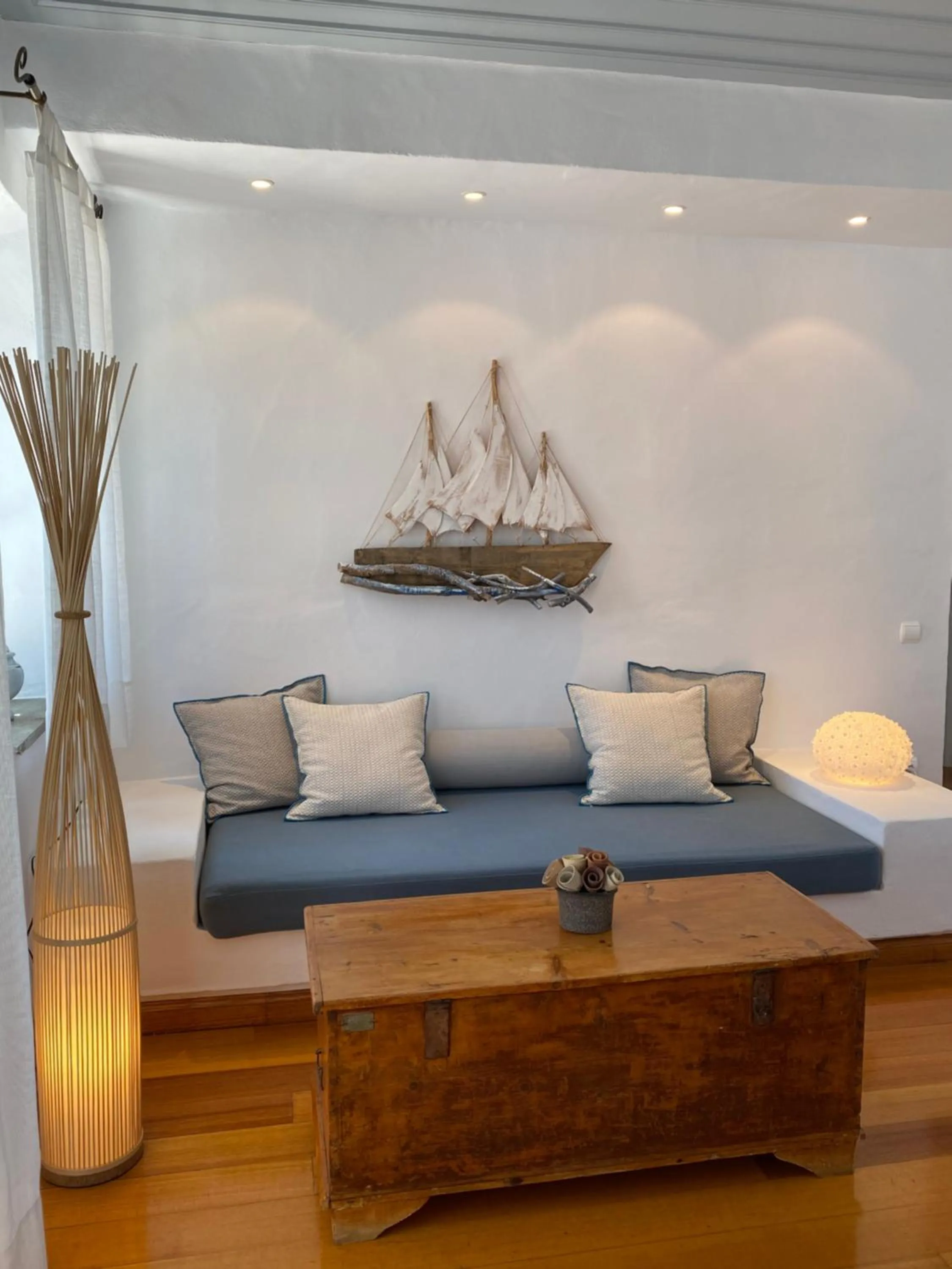 Living room, Bed in Niriedes Hotel