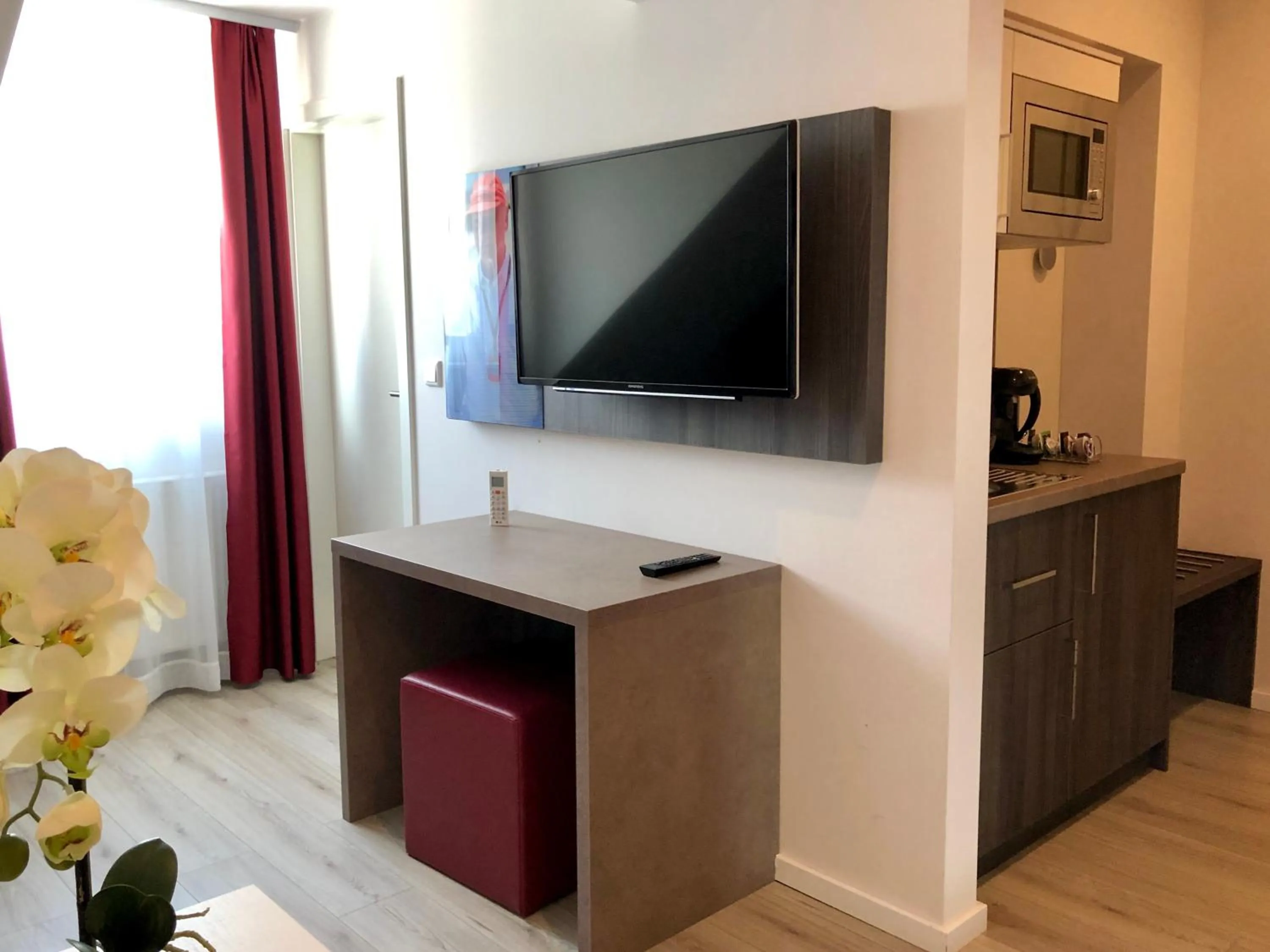TV and multimedia in Star Apart Hotel Sachsenhausen