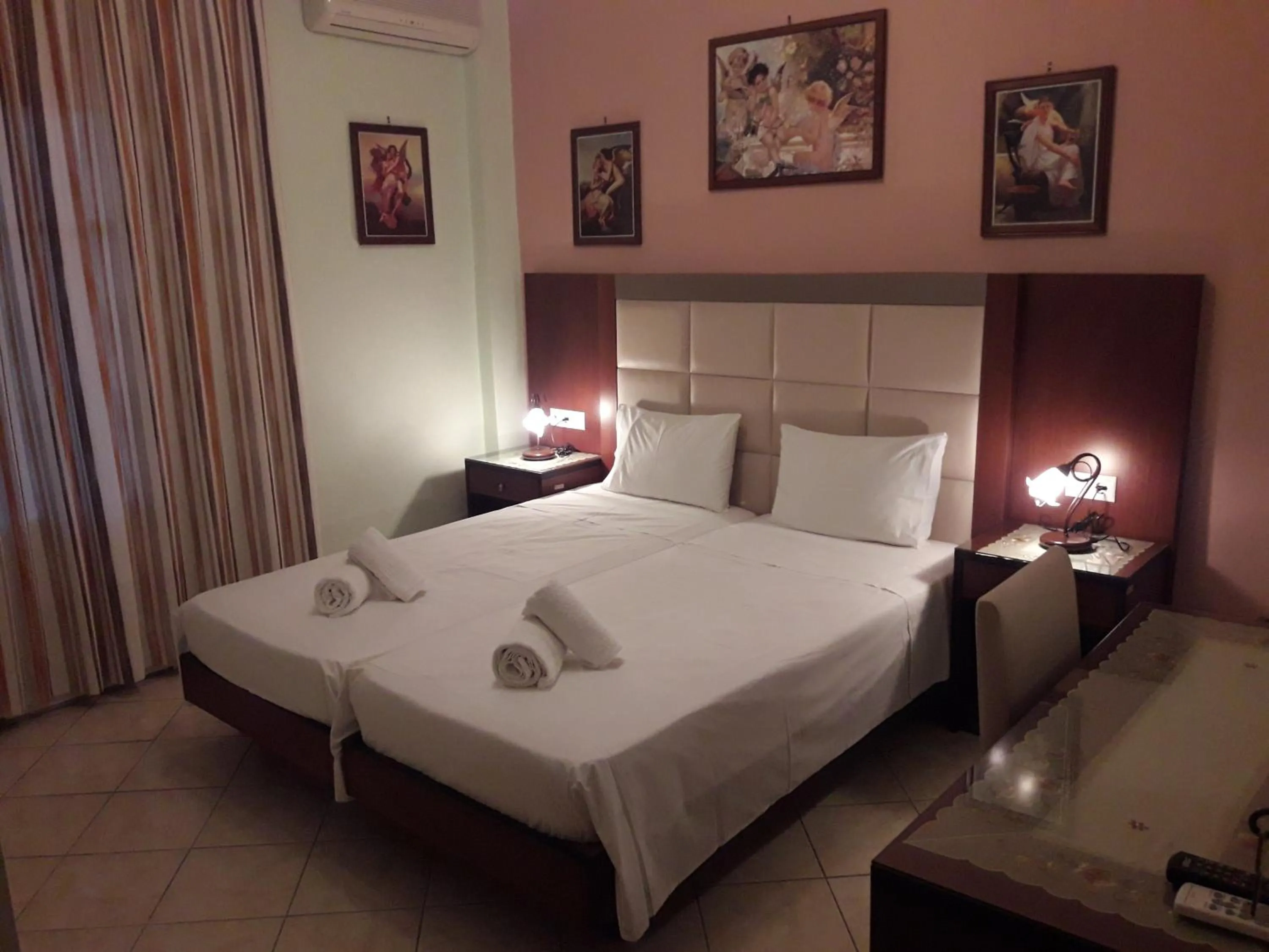 Photo of the whole room, Bed in Parthenon