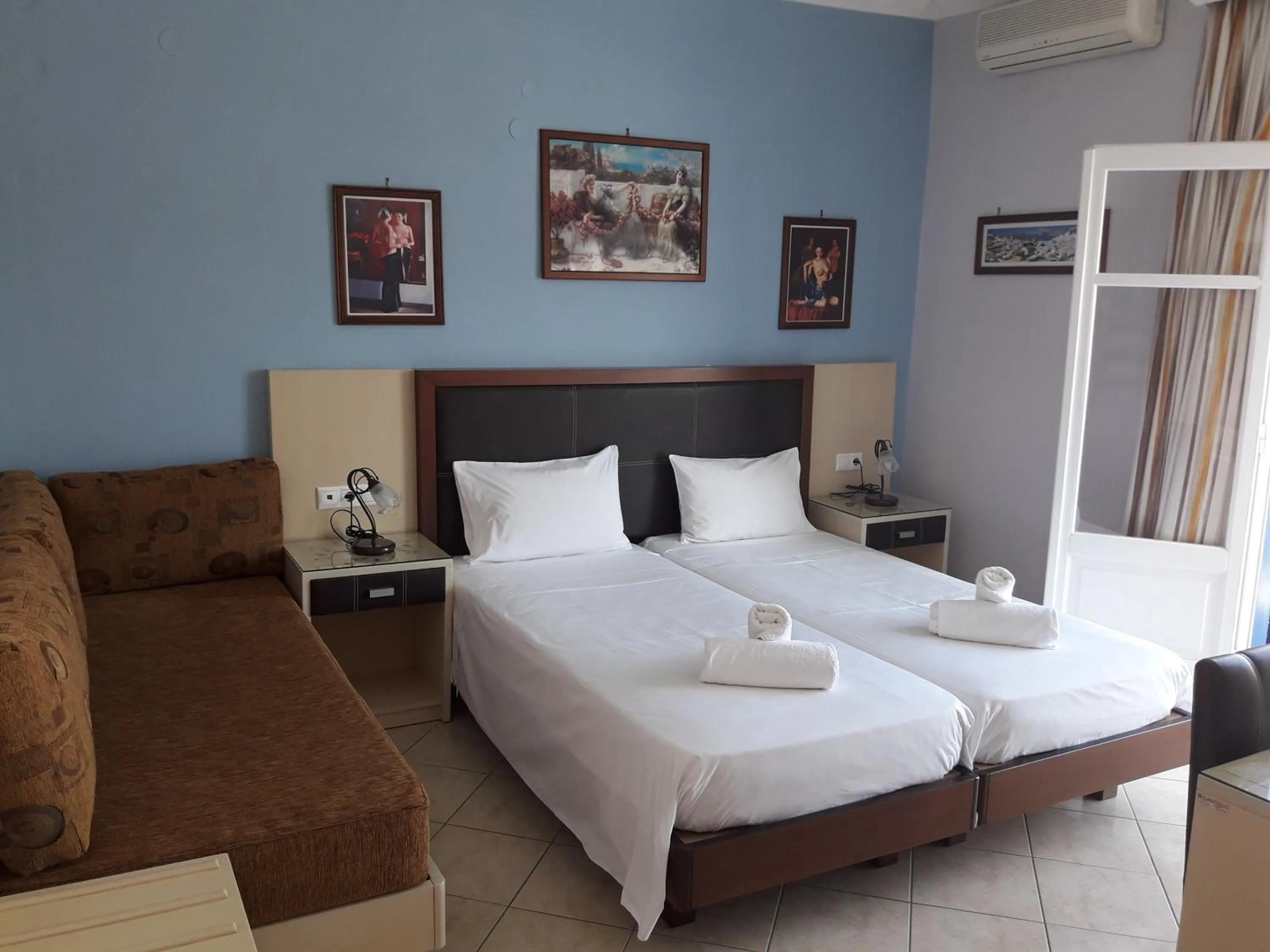 Photo of the whole room, Bed in Parthenon