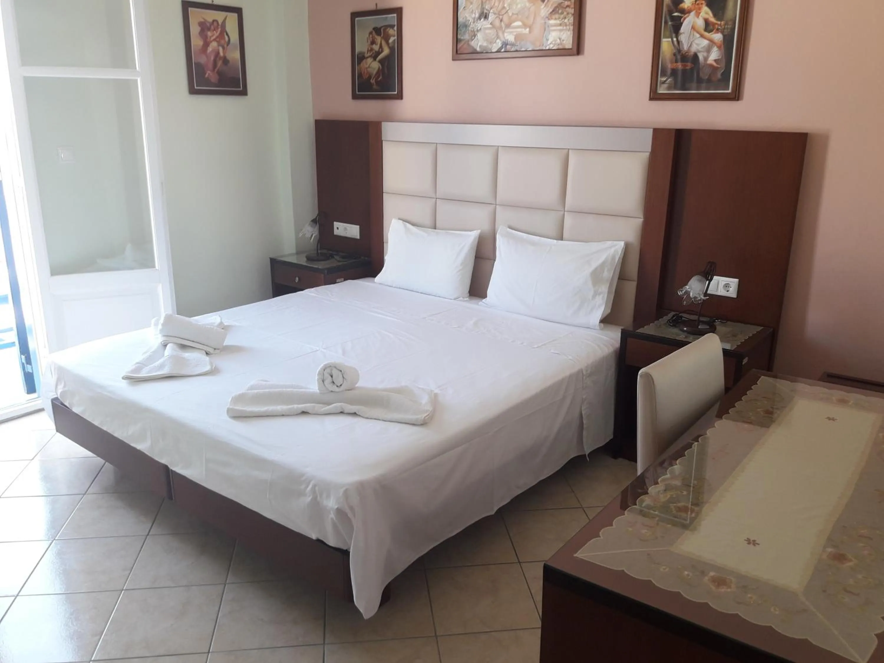 Photo of the whole room, Bed in Parthenon