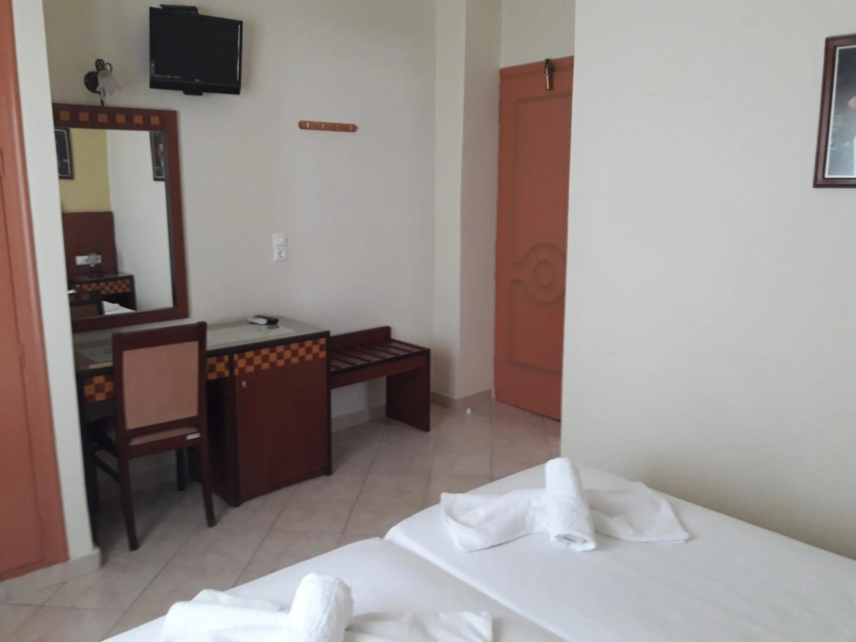 Photo of the whole room, Bed in Parthenon