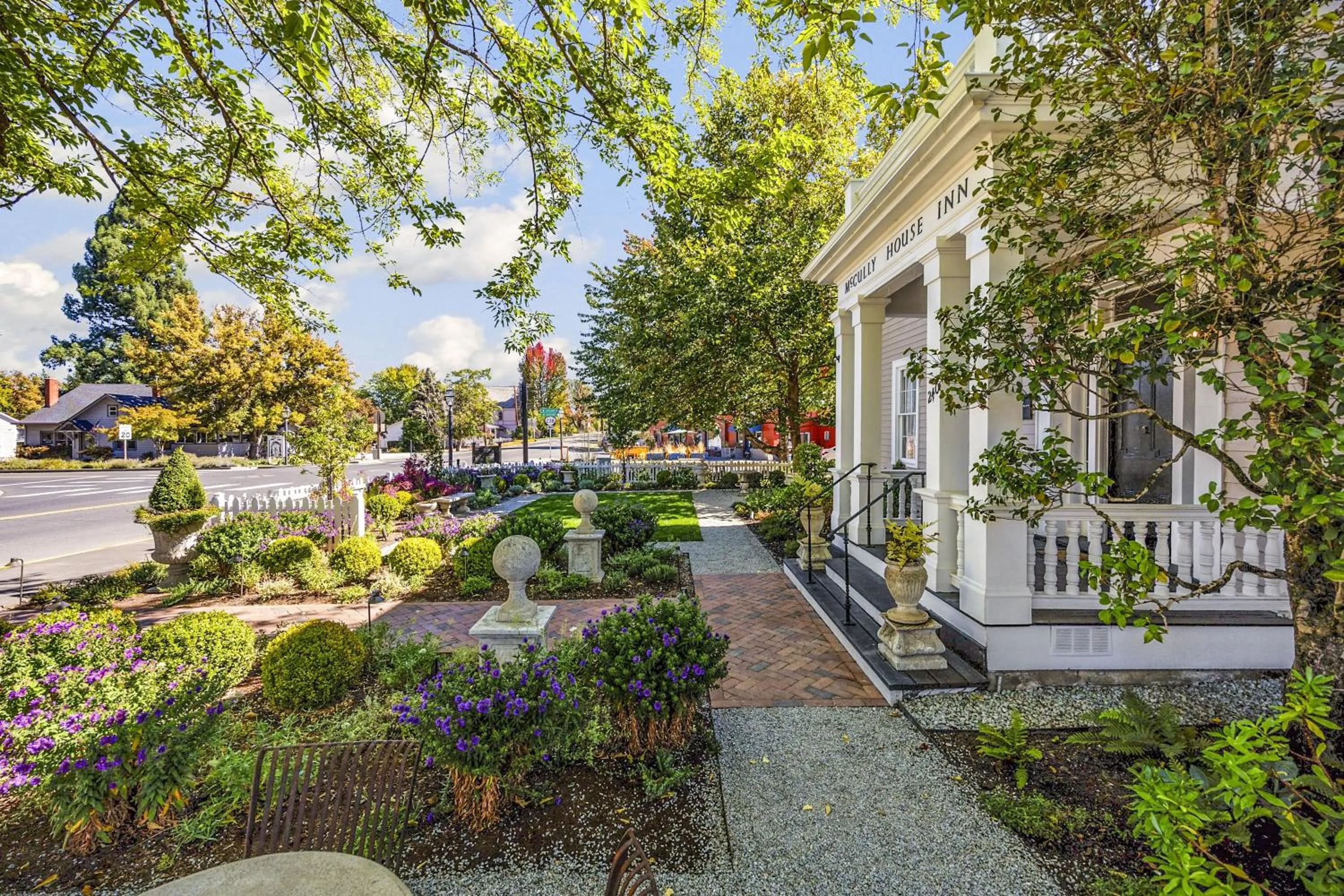 Facade/entrance in McCully House Inn