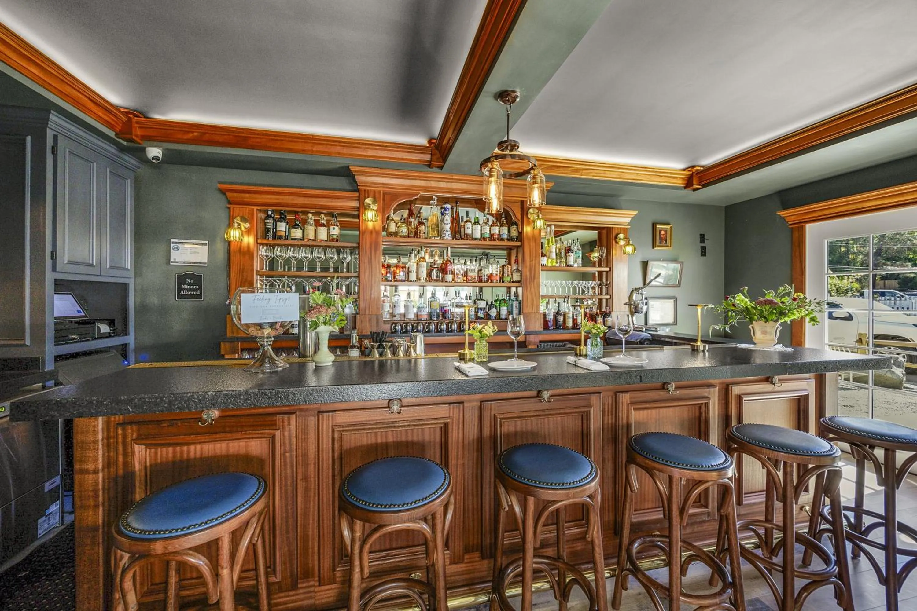 Lounge or bar in McCully House Inn