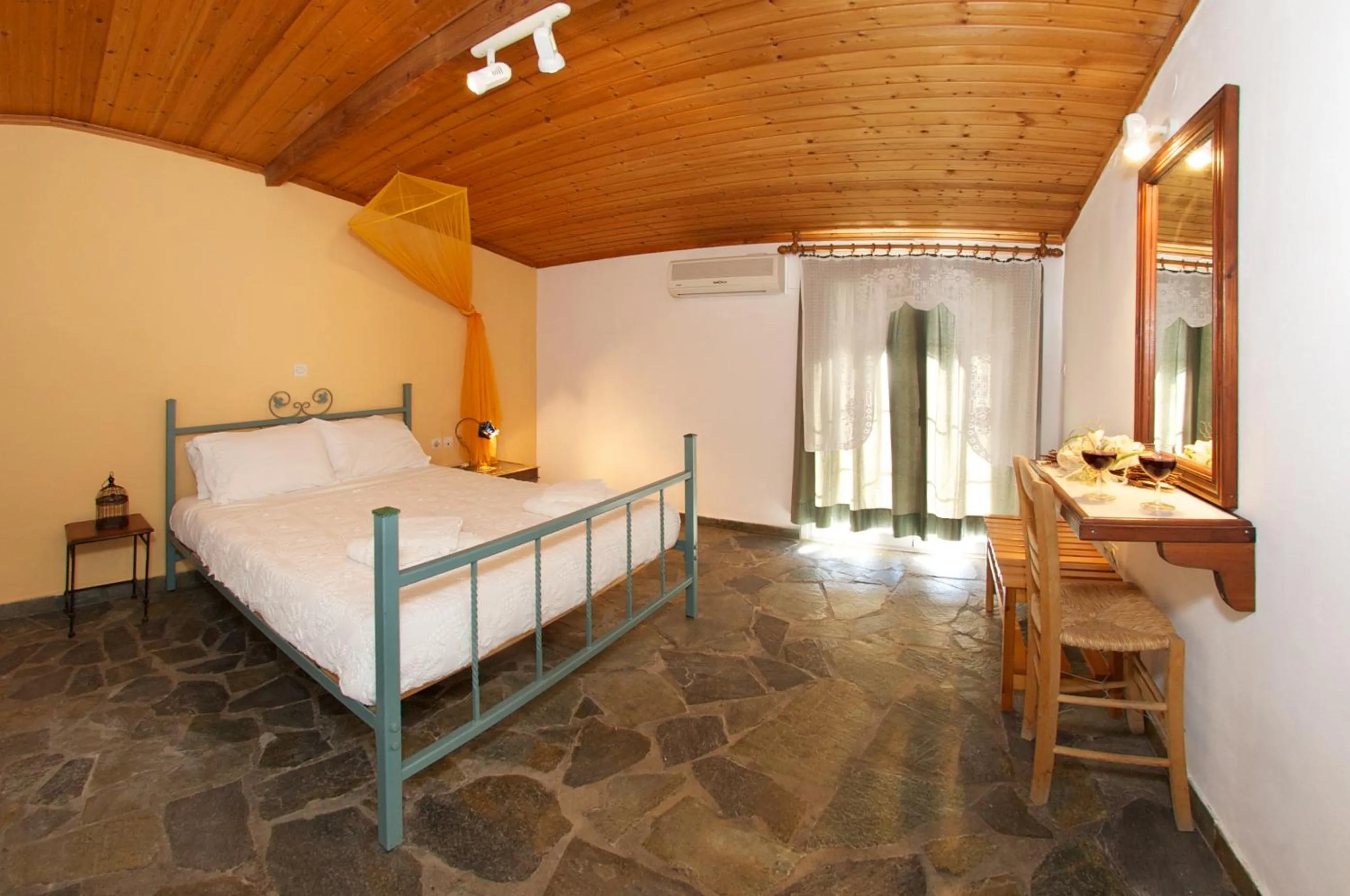 Photo of the whole room in Nostos