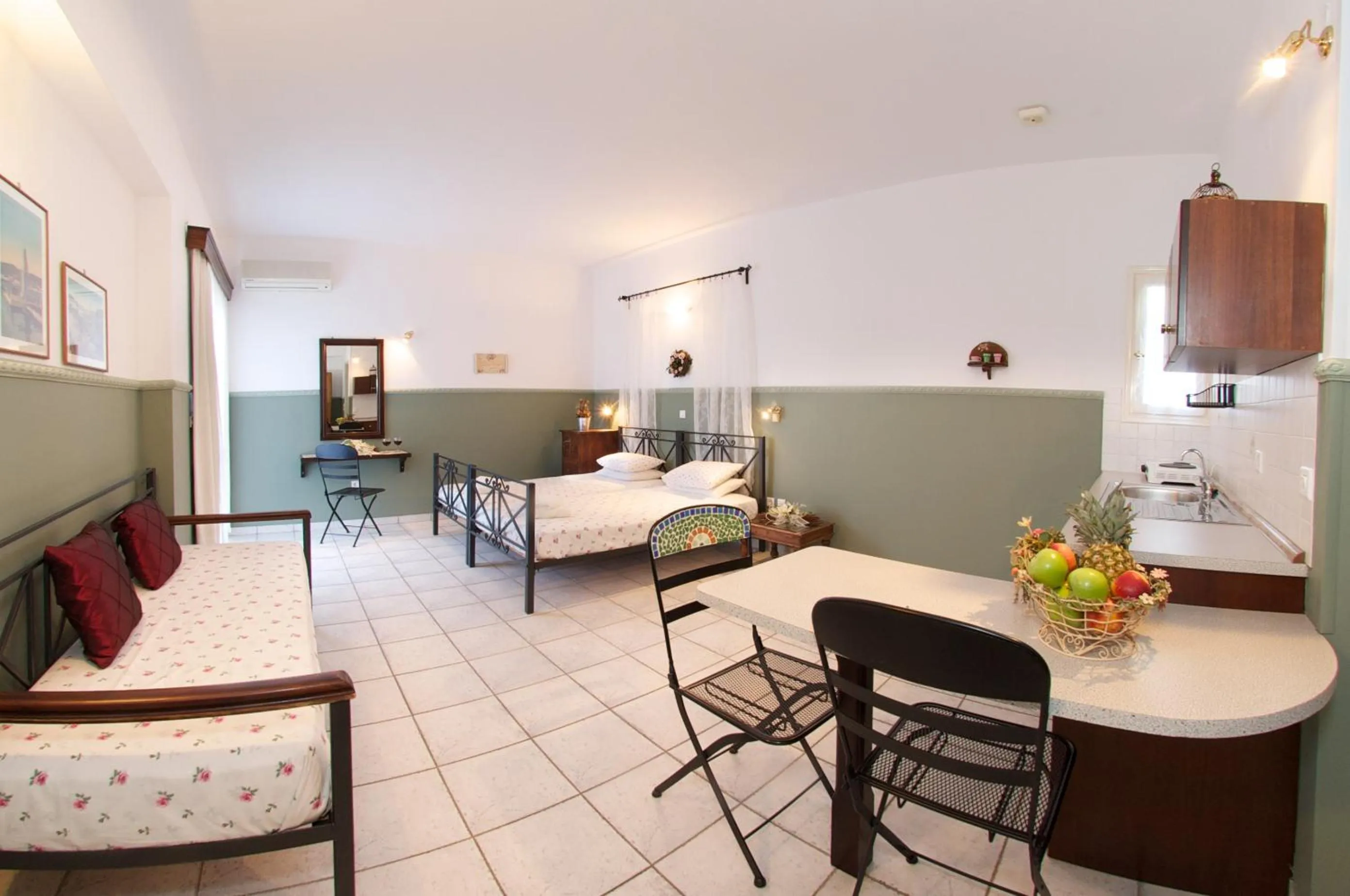 Photo of the whole room in Nostos