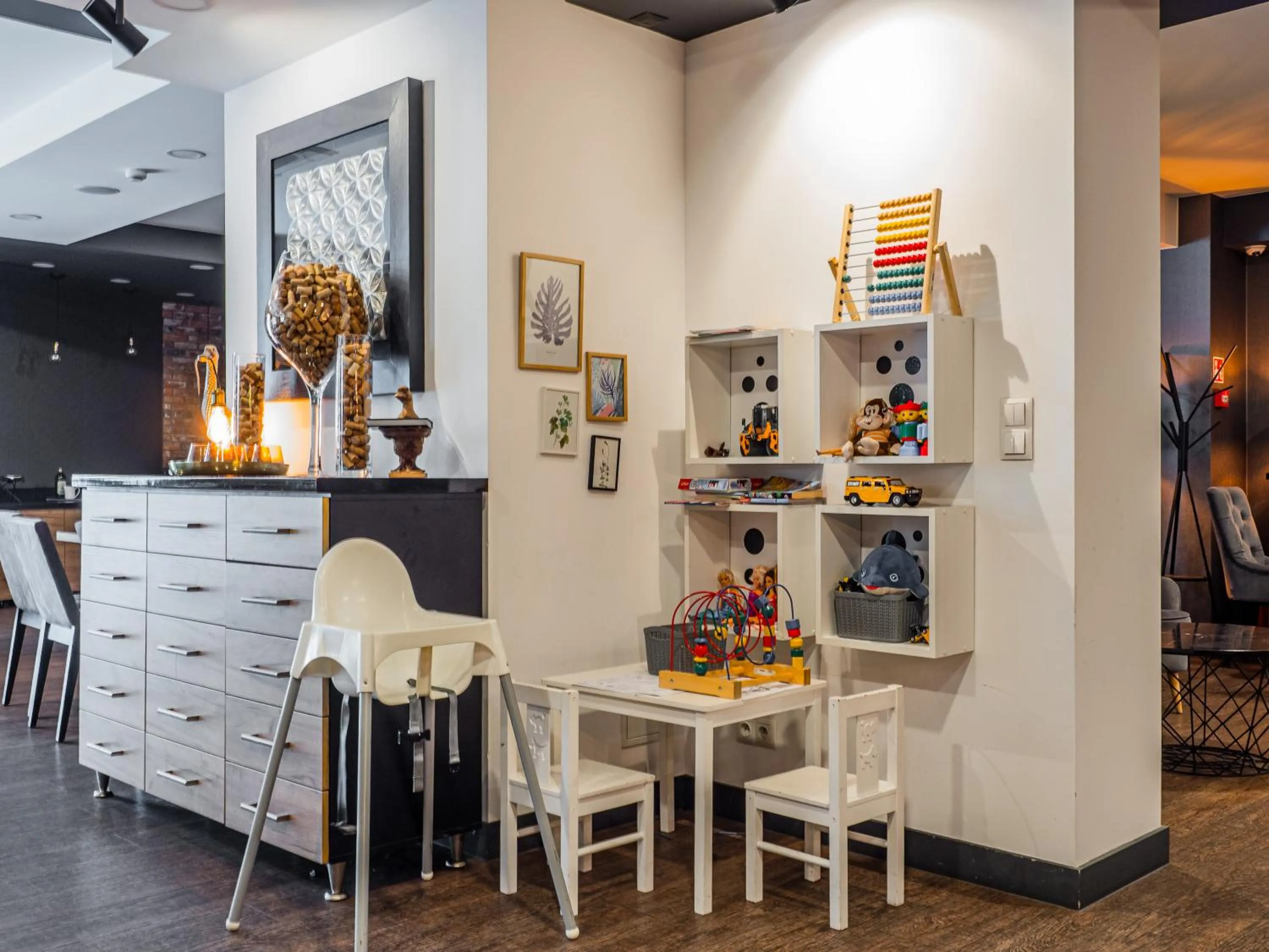 Restaurant/places to eat in Hotel Scout