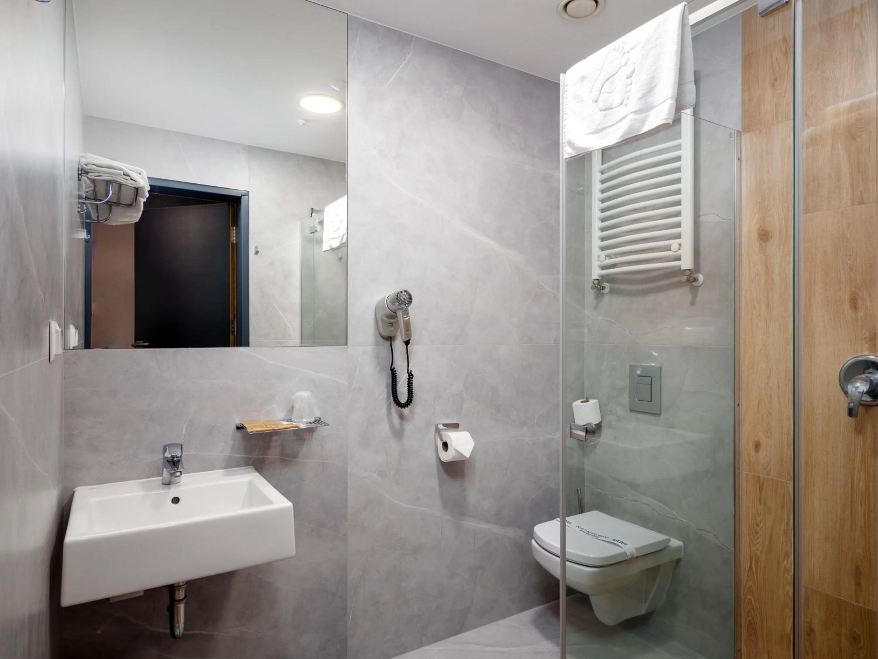 Shower in Hotel Scout