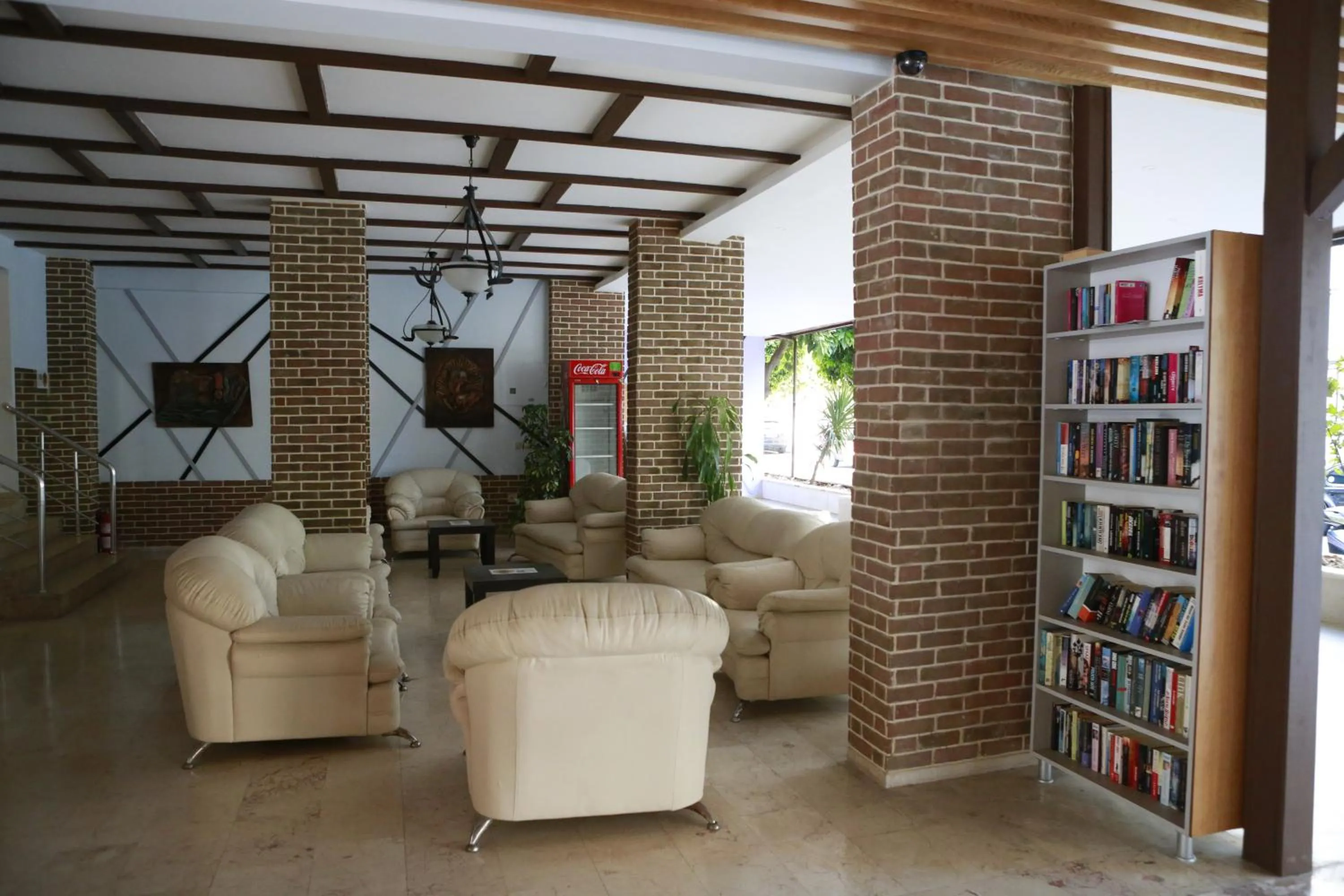 Library in Maren Beach Apart Hotel