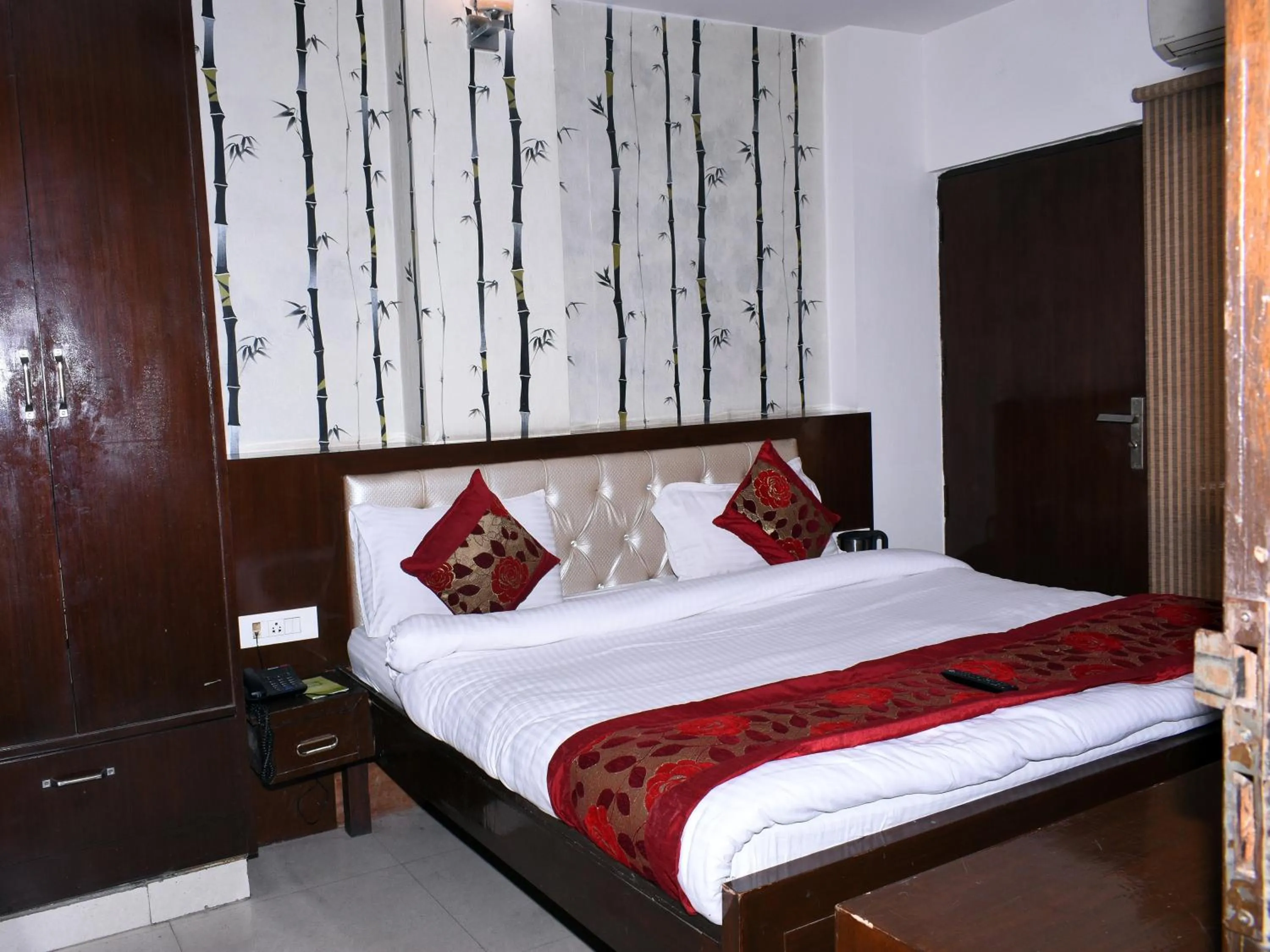 Bed in Hotel Flora Inn