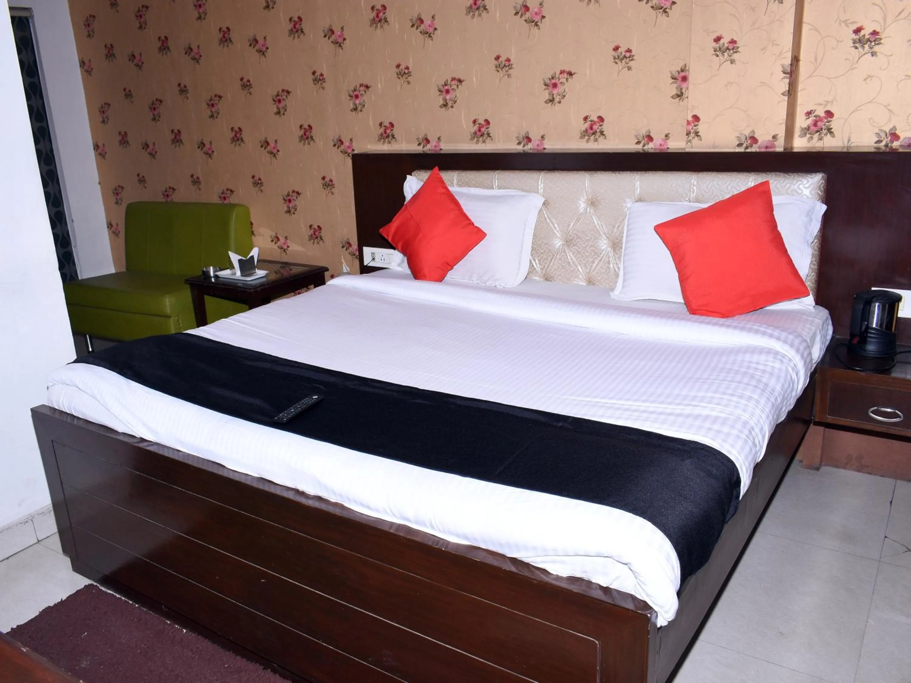 Bedroom, Bed in Hotel Flora Inn