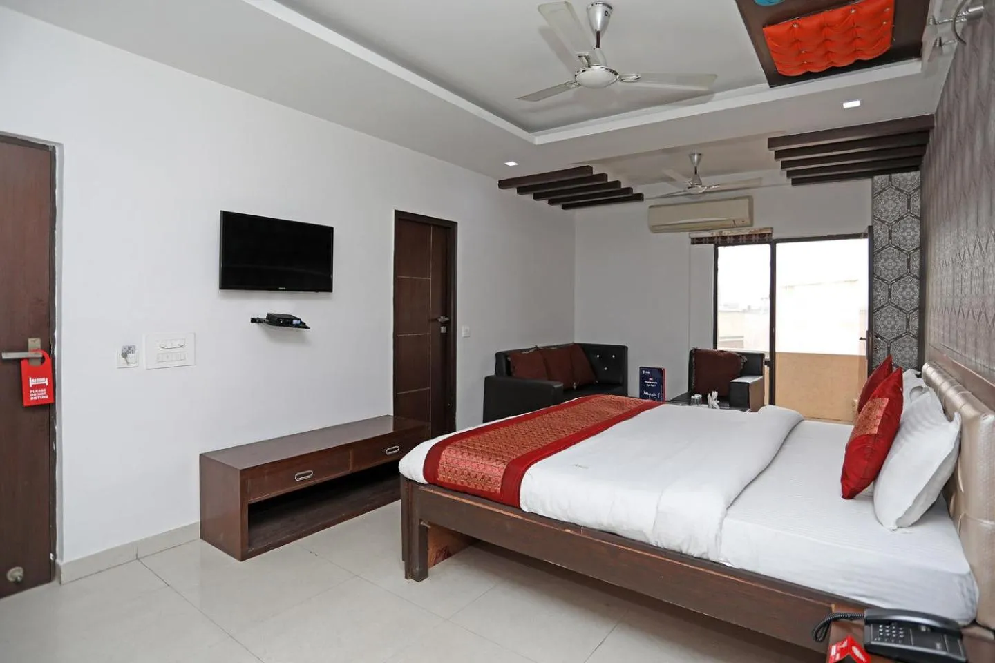 Photo of the whole room, Bed in Hotel Flora Inn