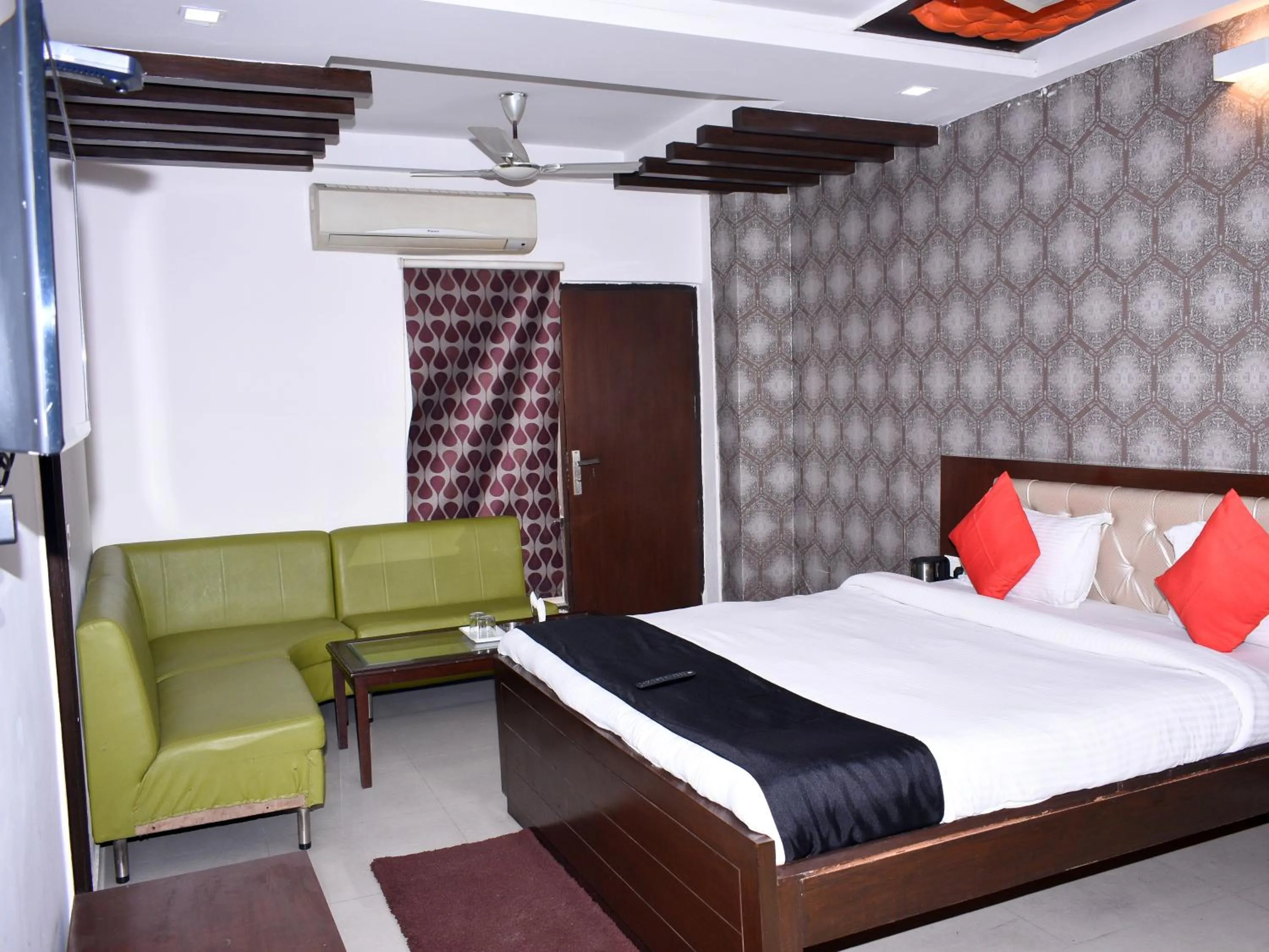 Bed in Hotel Flora Inn
